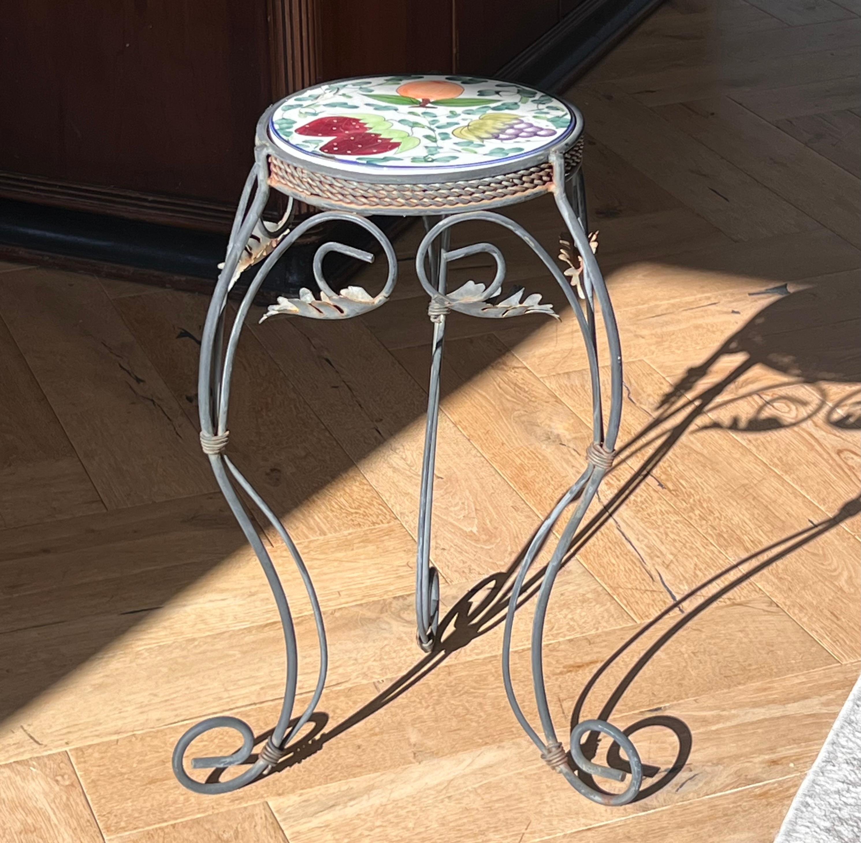 Italienischer schmiedeeiserner Vintage-Sockel mit Keramik-Früchtenfliesen aus Keramik, 20. Jahrhundert 8