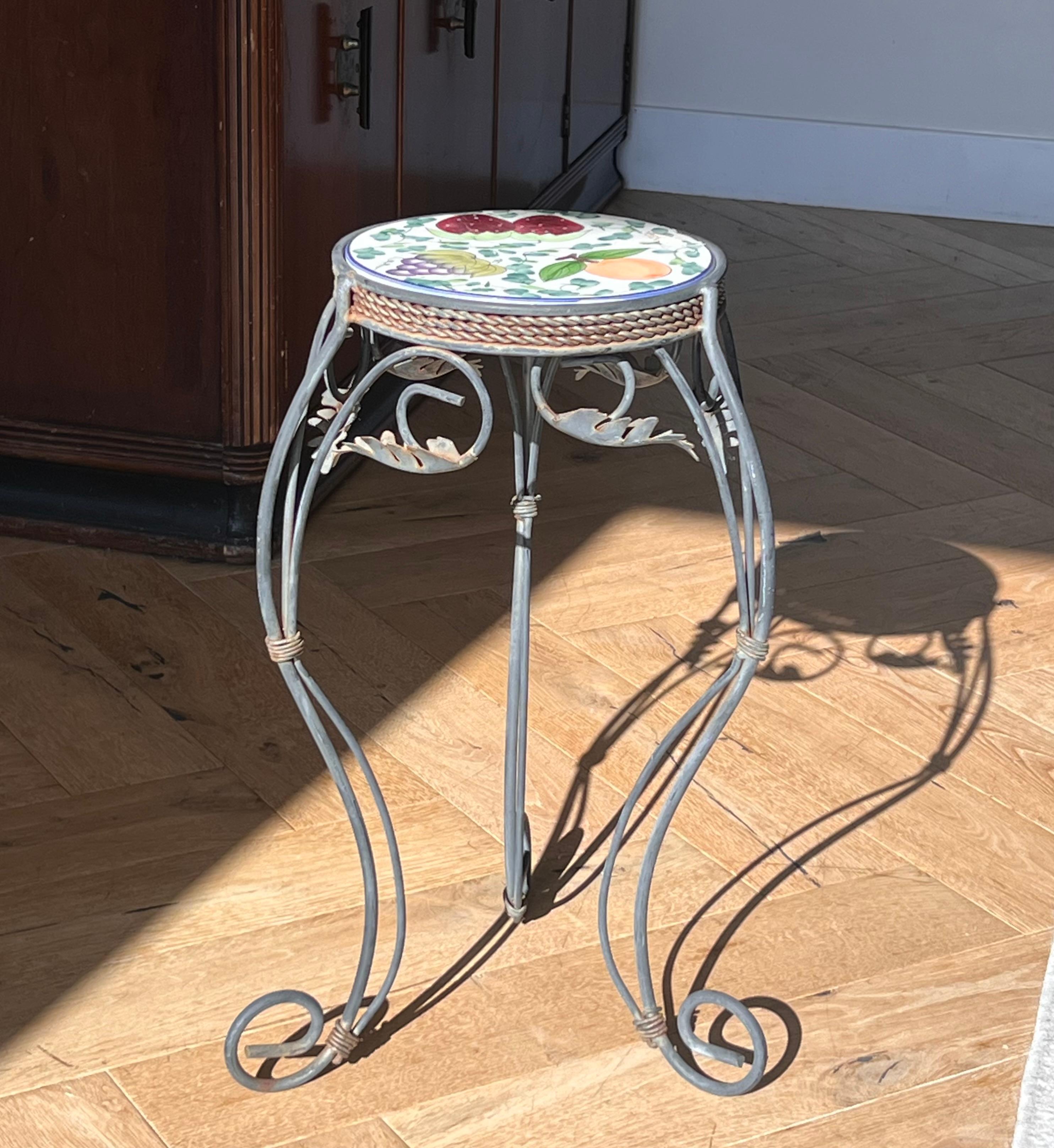 Italienischer schmiedeeiserner Vintage-Sockel mit Keramik-Früchtenfliesen aus Keramik, 20. Jahrhundert 2