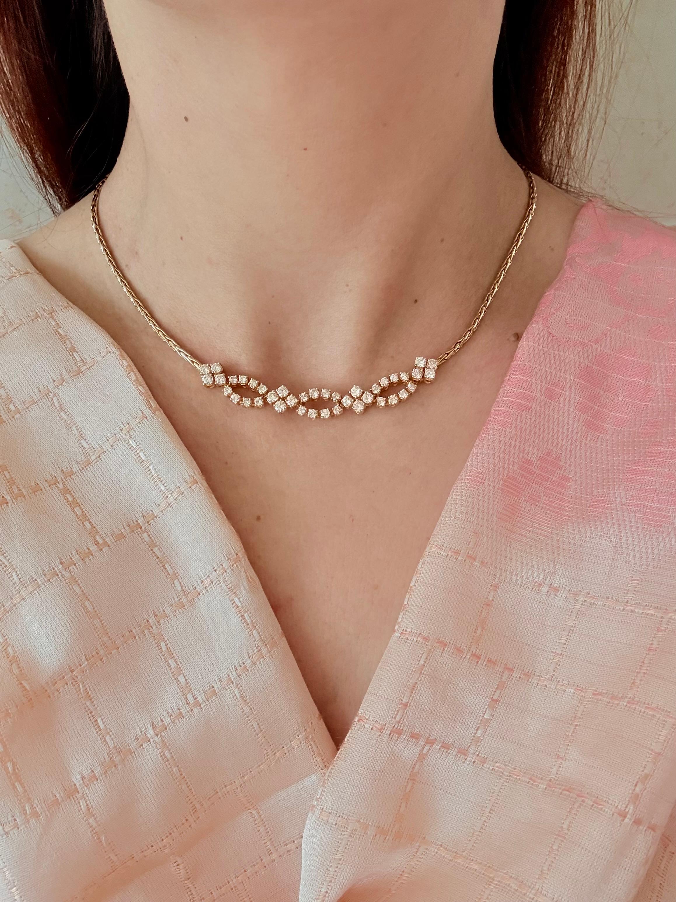Questa collana vintage italiana è finemente realizzata in oro giallo e bianco a 18 carati, combinando il calore dei toni gialli con la luminosità dell'oro bianco per un elegante contrasto. Con circa 3,0 carati di diamanti naturali taglio brillante,
