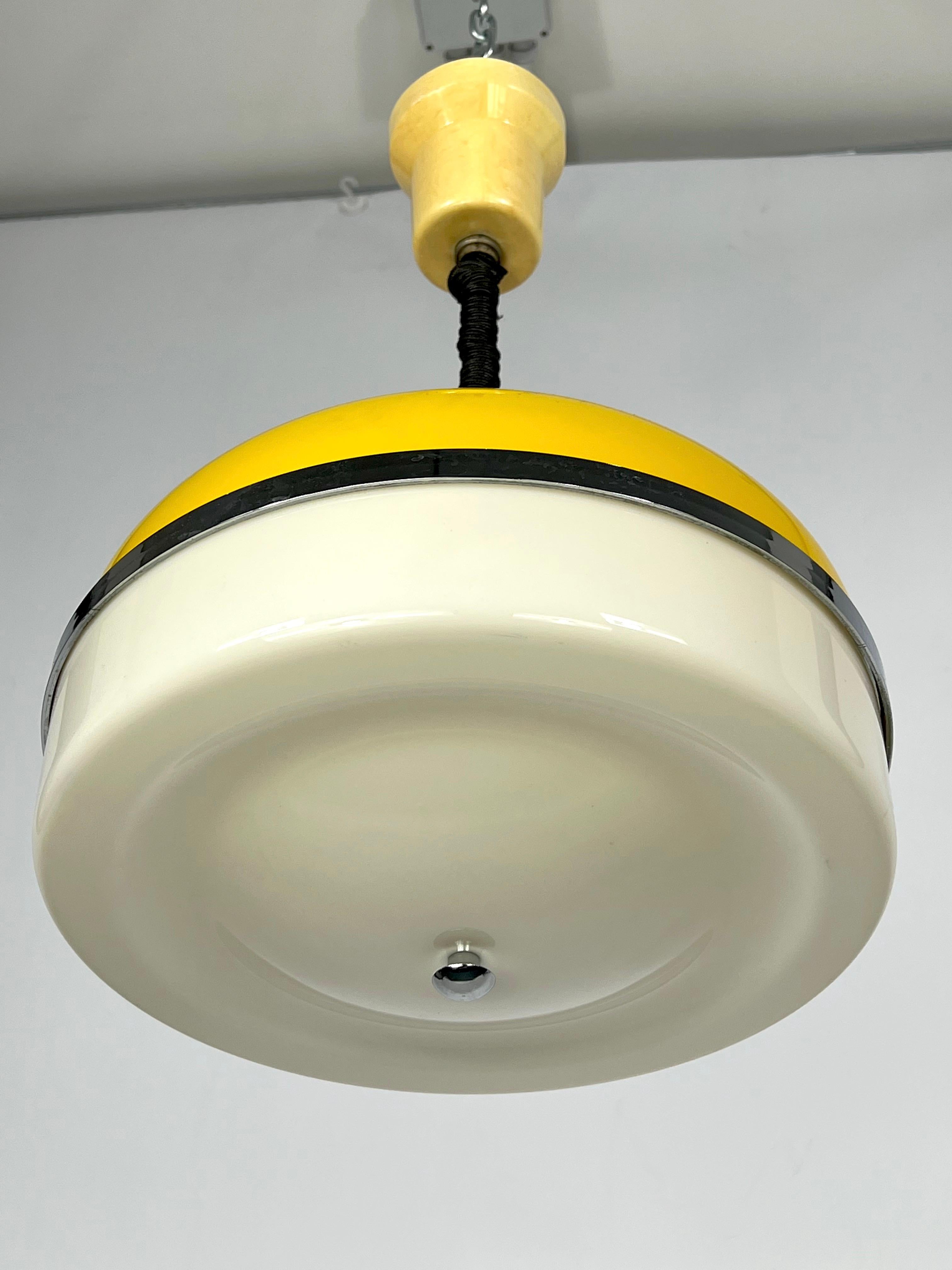 Vintage Italian Yellow and White Perspex Hanging Lamp from 60s In Good Condition In Catania, CT
