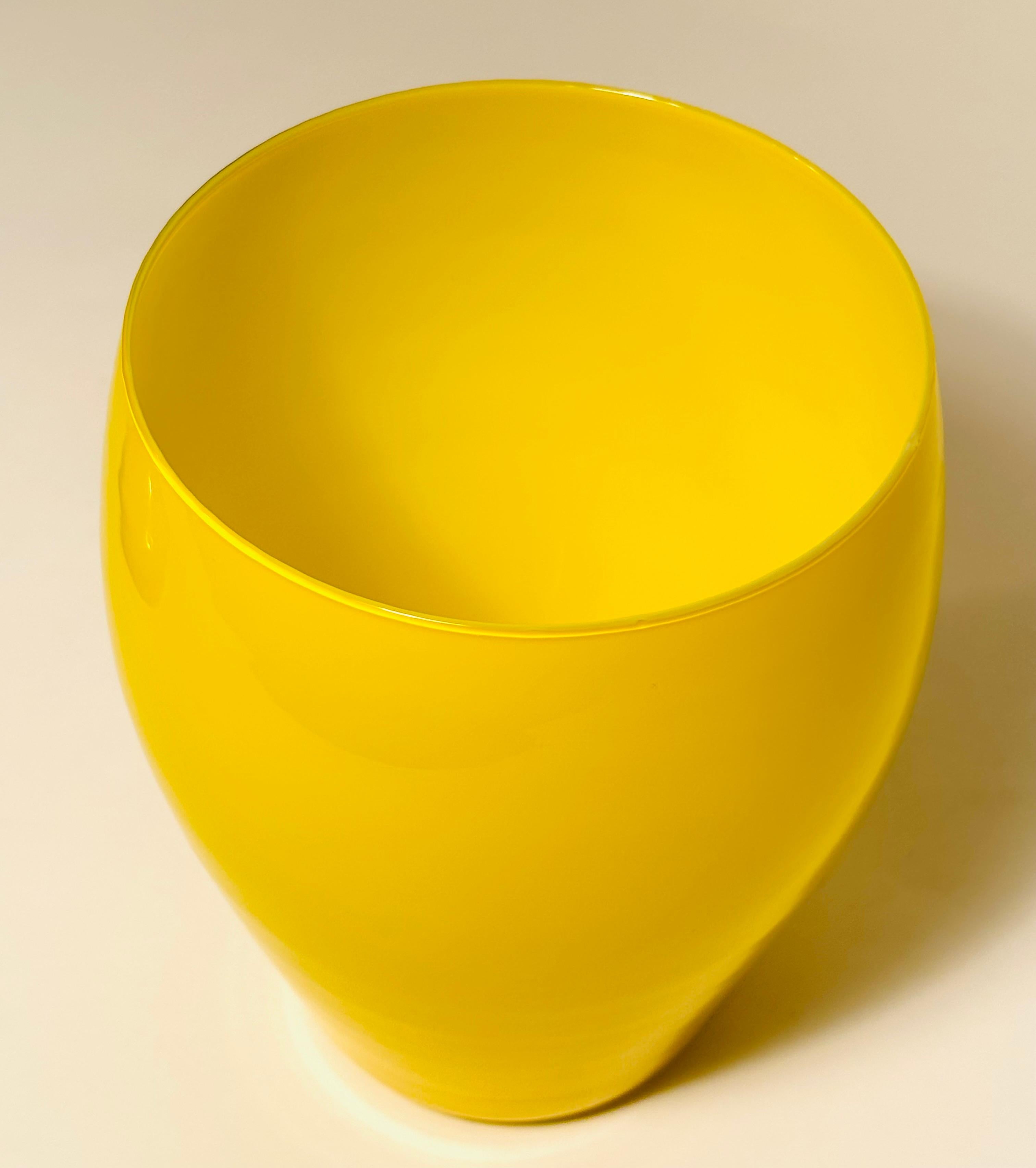 Mid-Century Modern Vase ou urne italien vintage recouvert de verre jaune des années 1960 en vente