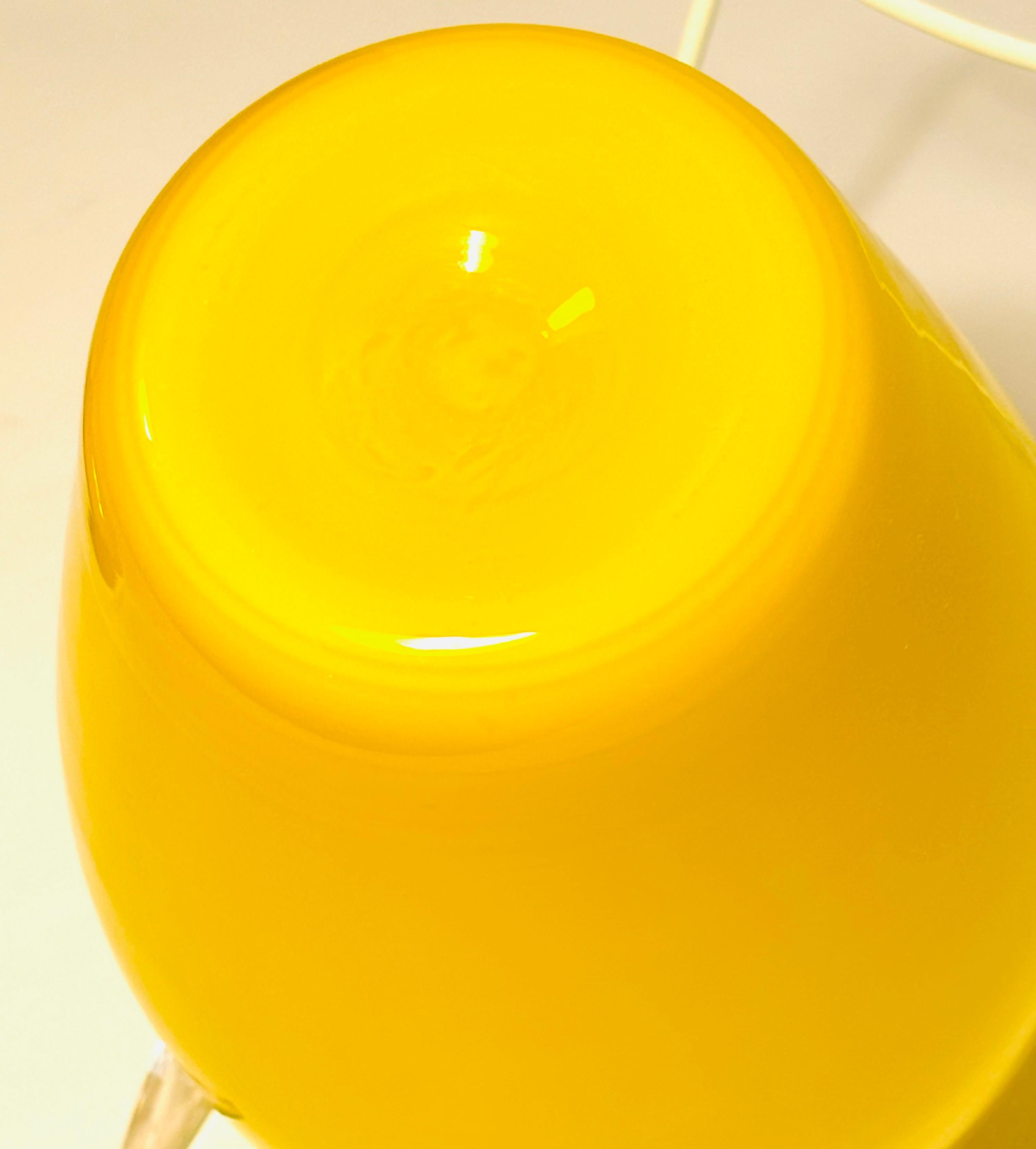 Italienische gelbe Vintage-Vase oder Urne aus Gehäuseglas mit Deckel, ca. 1960er Jahre (Handgefertigt) im Angebot