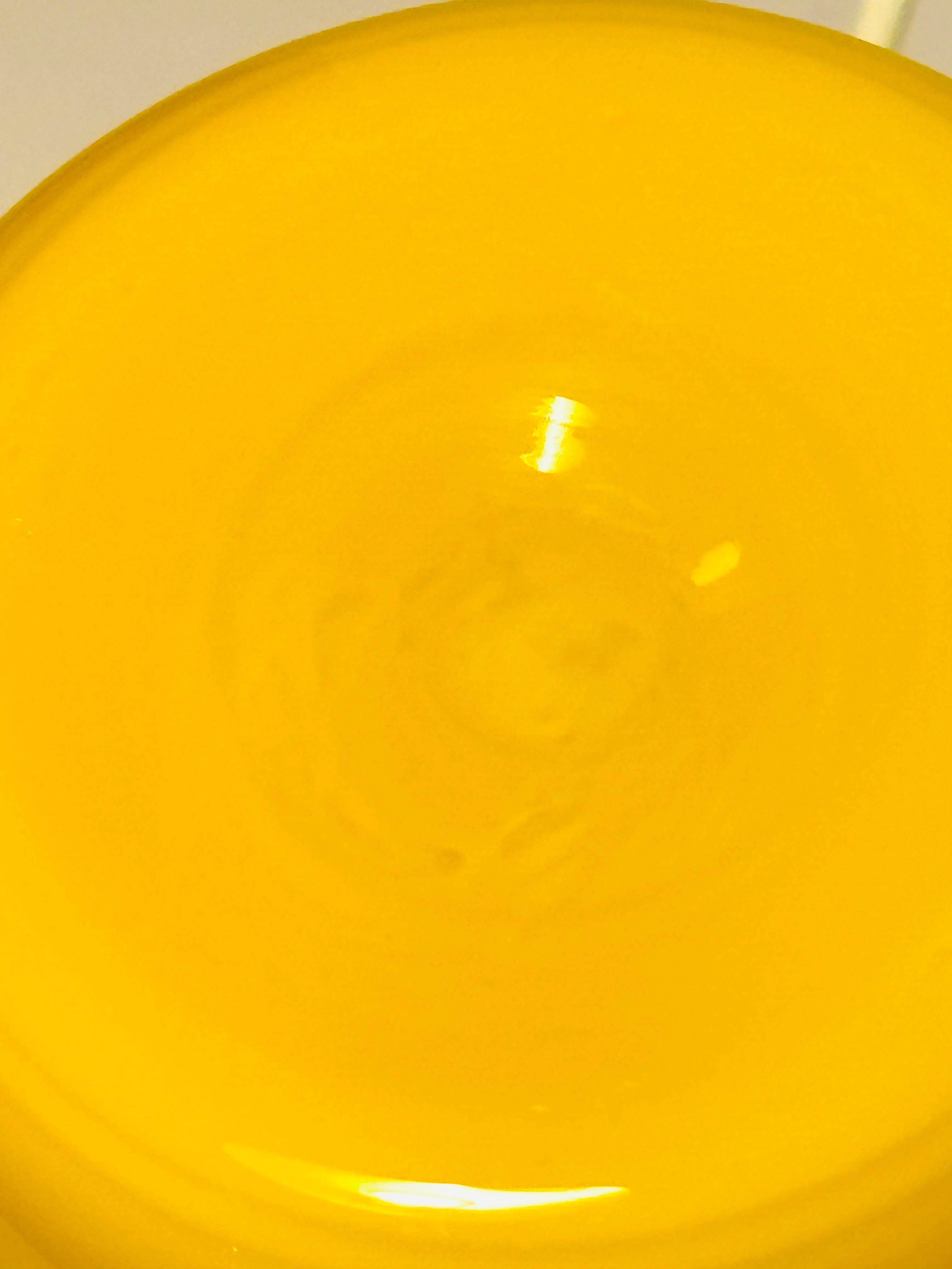Vase ou urne italien vintage recouvert de verre jaune des années 1960 Bon état - En vente à West Palm Beach, FL