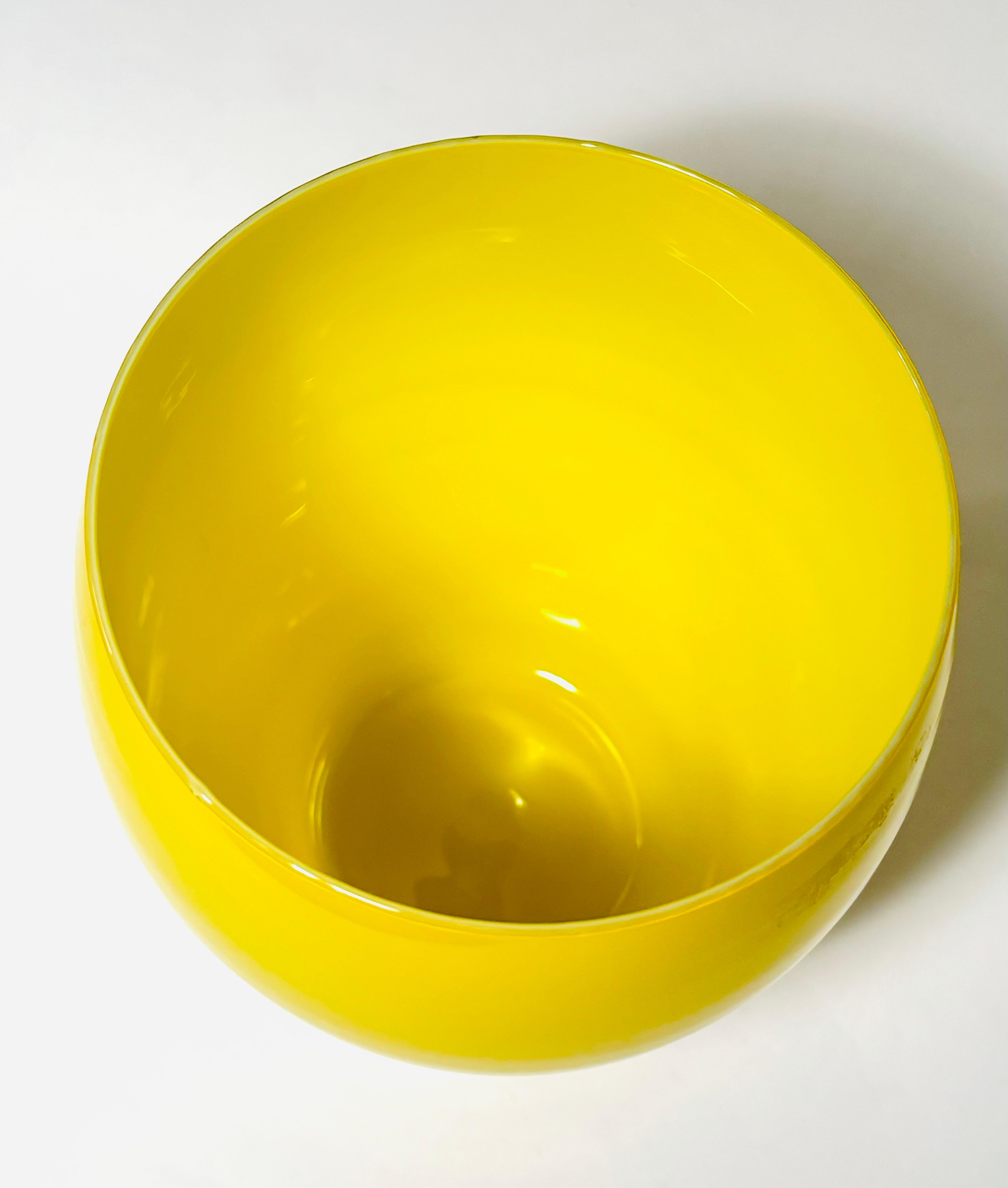Italienische gelbe Vintage-Vase oder Urne aus Gehäuseglas mit Deckel, ca. 1960er Jahre (Mitte des 20. Jahrhunderts) im Angebot