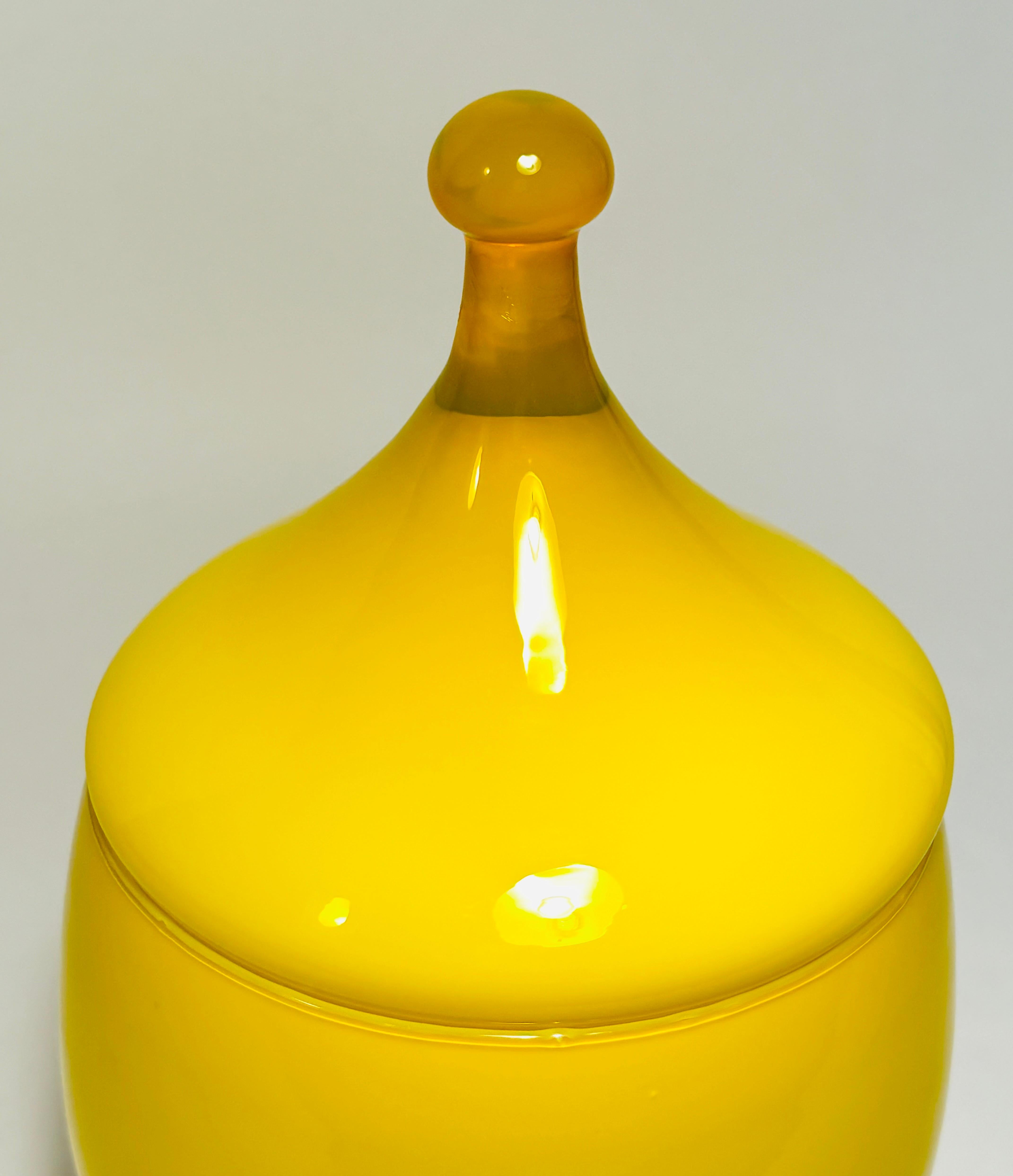Italienische gelbe Vintage-Vase oder Urne aus Gehäuseglas mit Deckel, ca. 1960er Jahre im Angebot 1