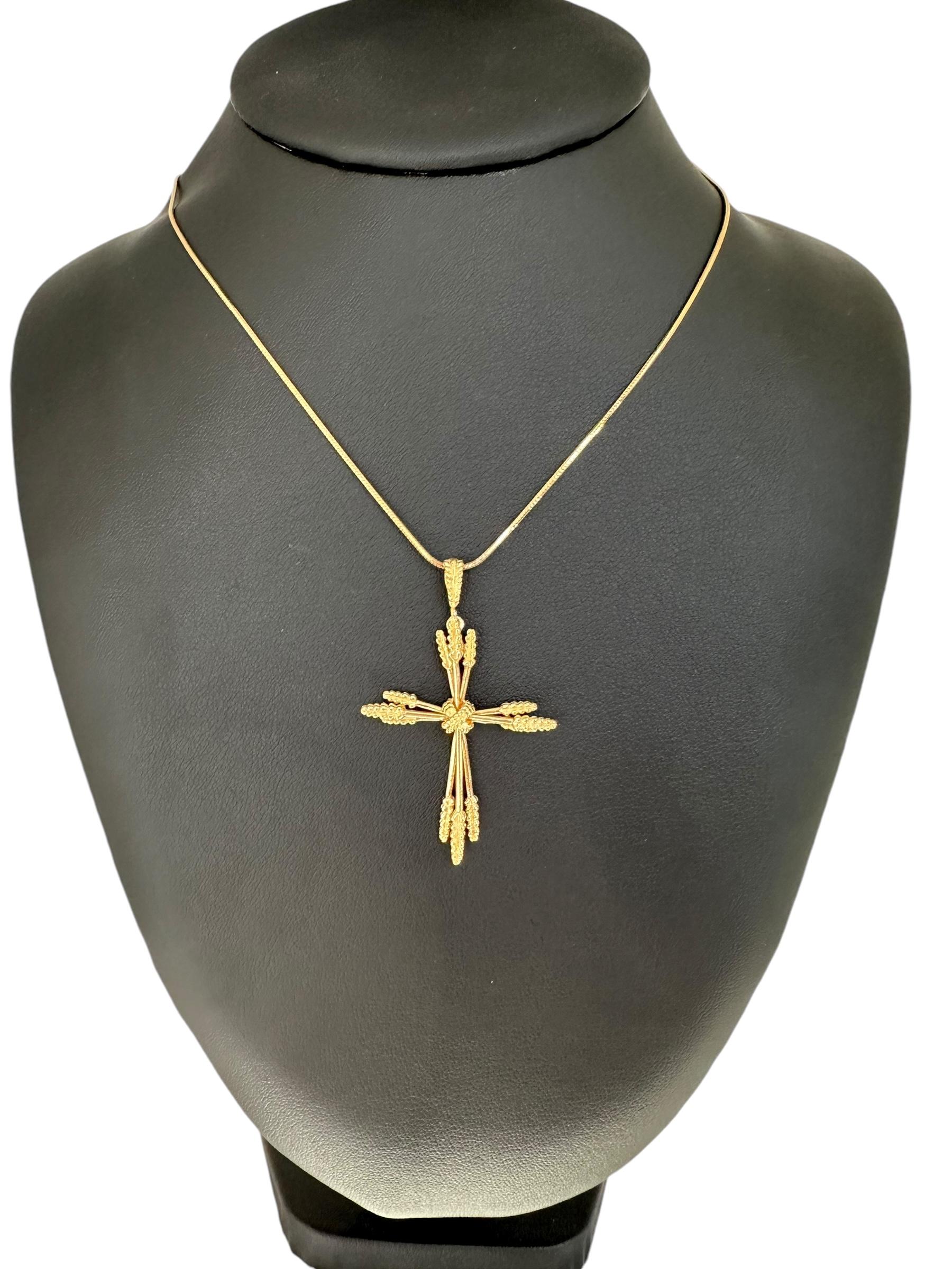 Cruz italiana vintage de oro amarillo con diseño 