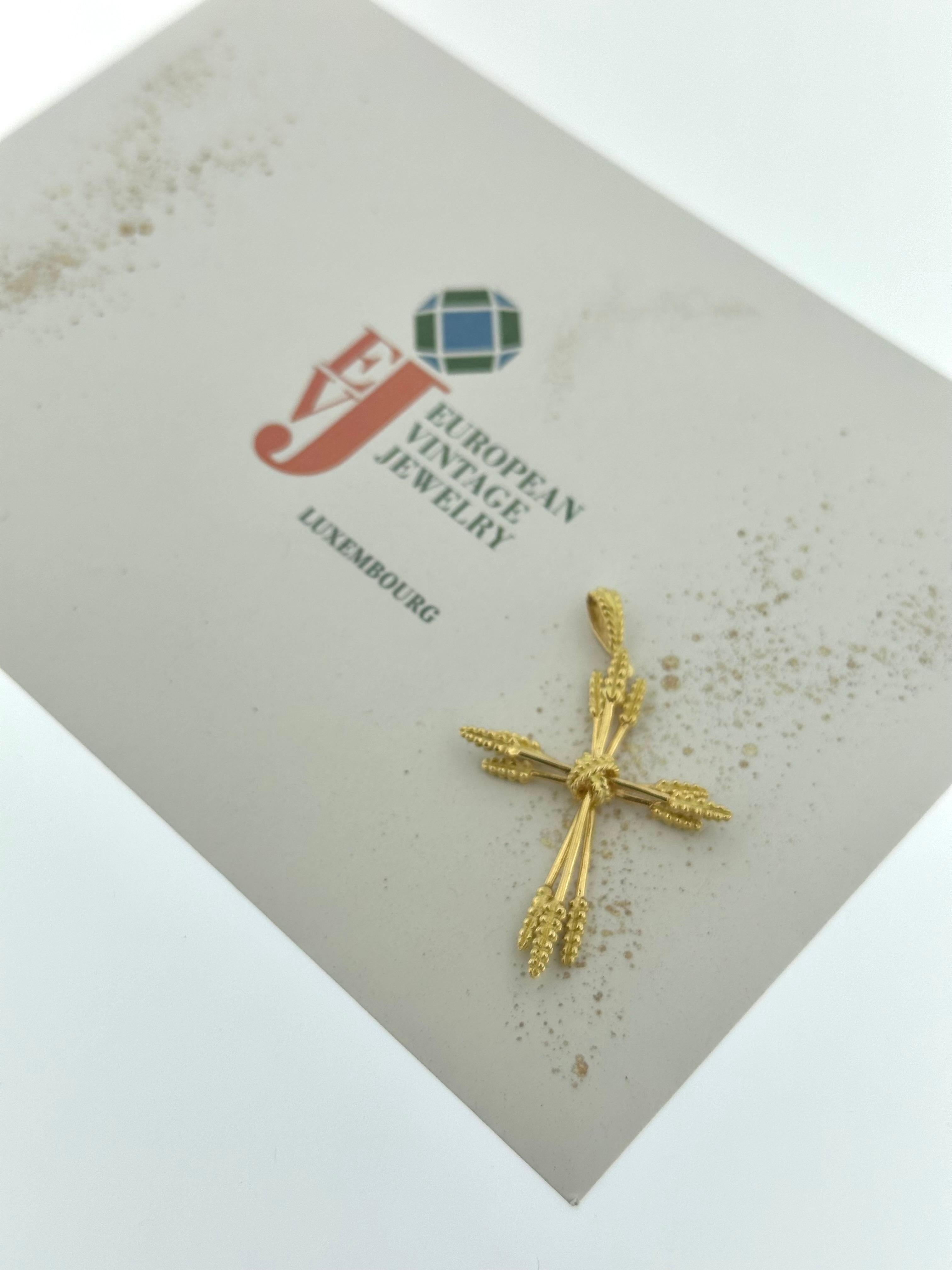 Cruz italiana vintage de oro amarillo con diseño 