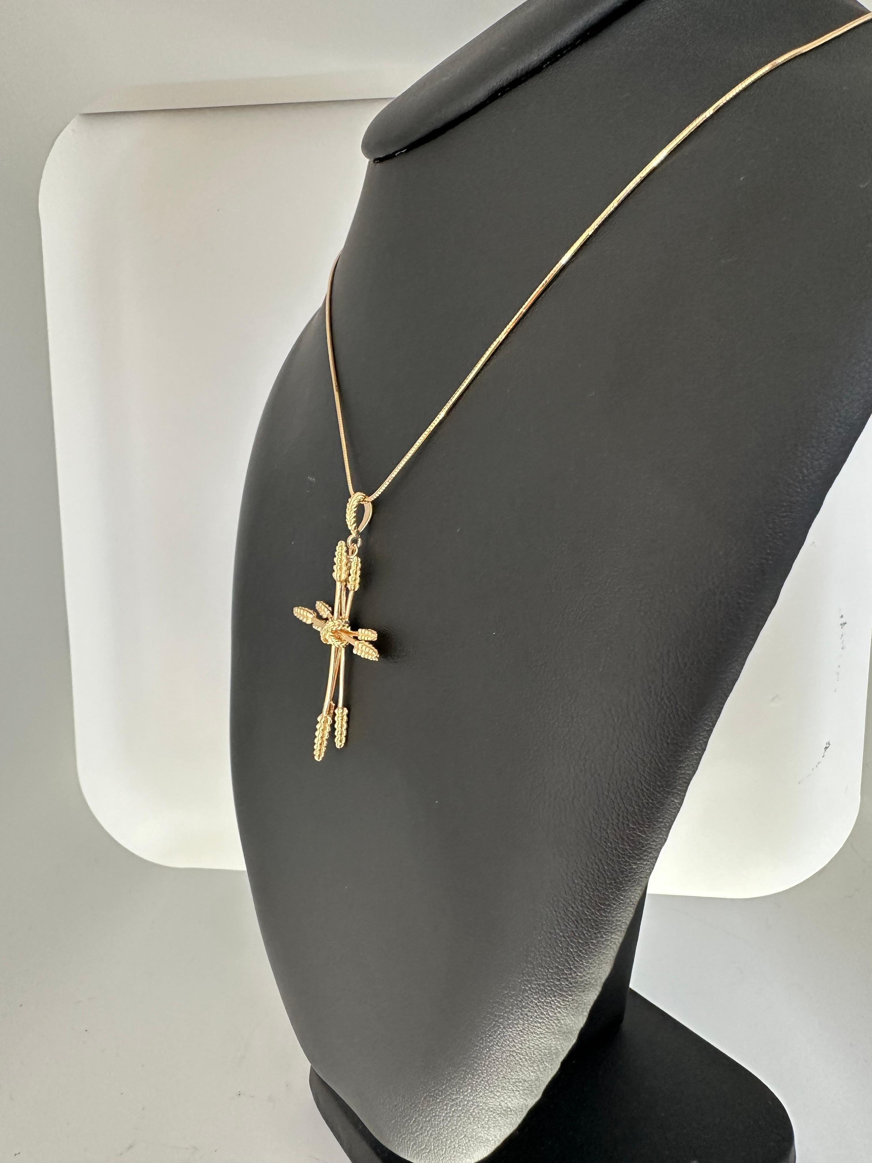 Cruz italiana vintage de oro amarillo con diseño 