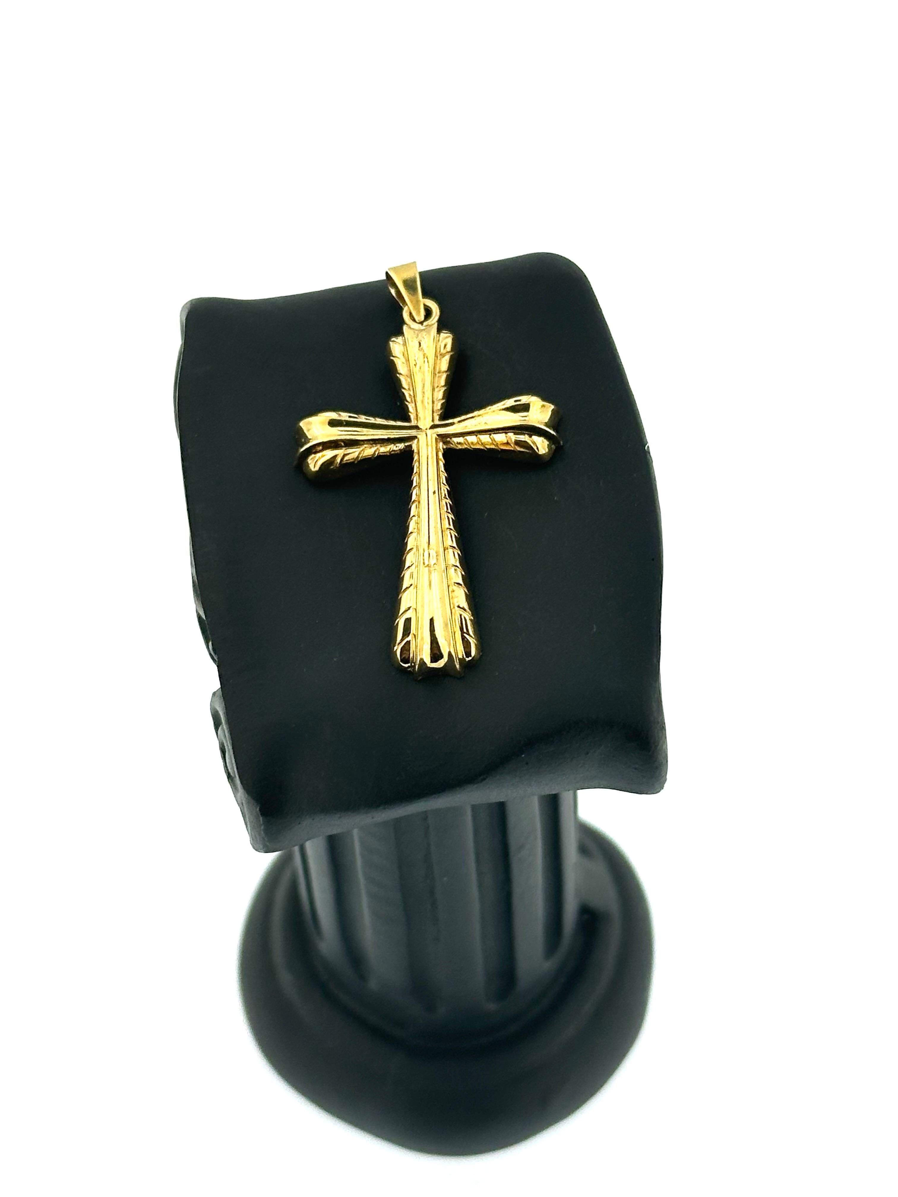 Dieses italienische Vintage-Kreuz ist ein wunderschönes Stück aus 18-karätigem Gelbgold, das durch seine exquisite Reliefarbeit sein zeitloses Design unterstreicht. Das Kreuz weist komplizierte, erhabene Details auf, die ihm Tiefe und Charakter