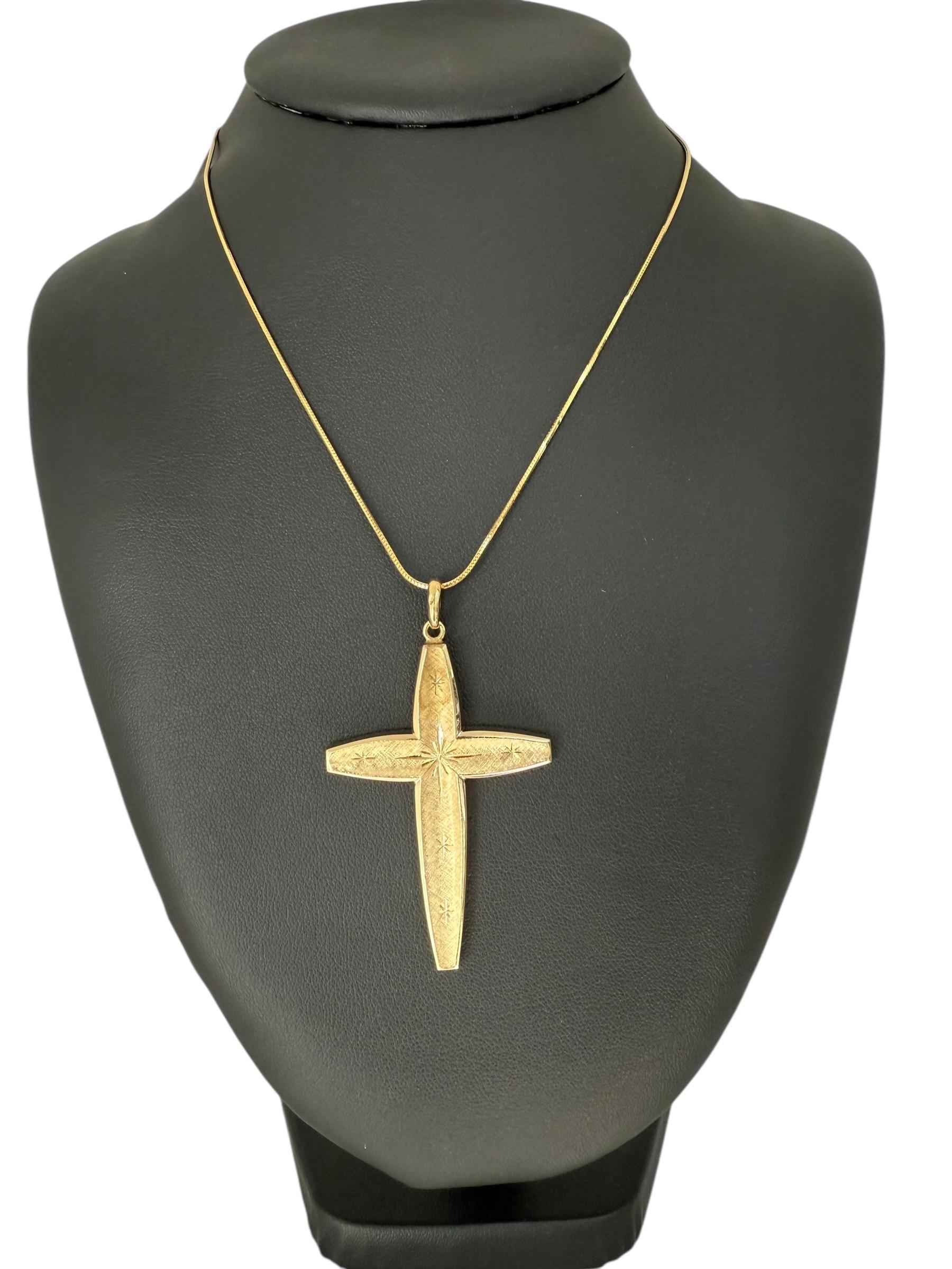 Vintage Italian Yellow Gold Cross with Stars Design en vente 5