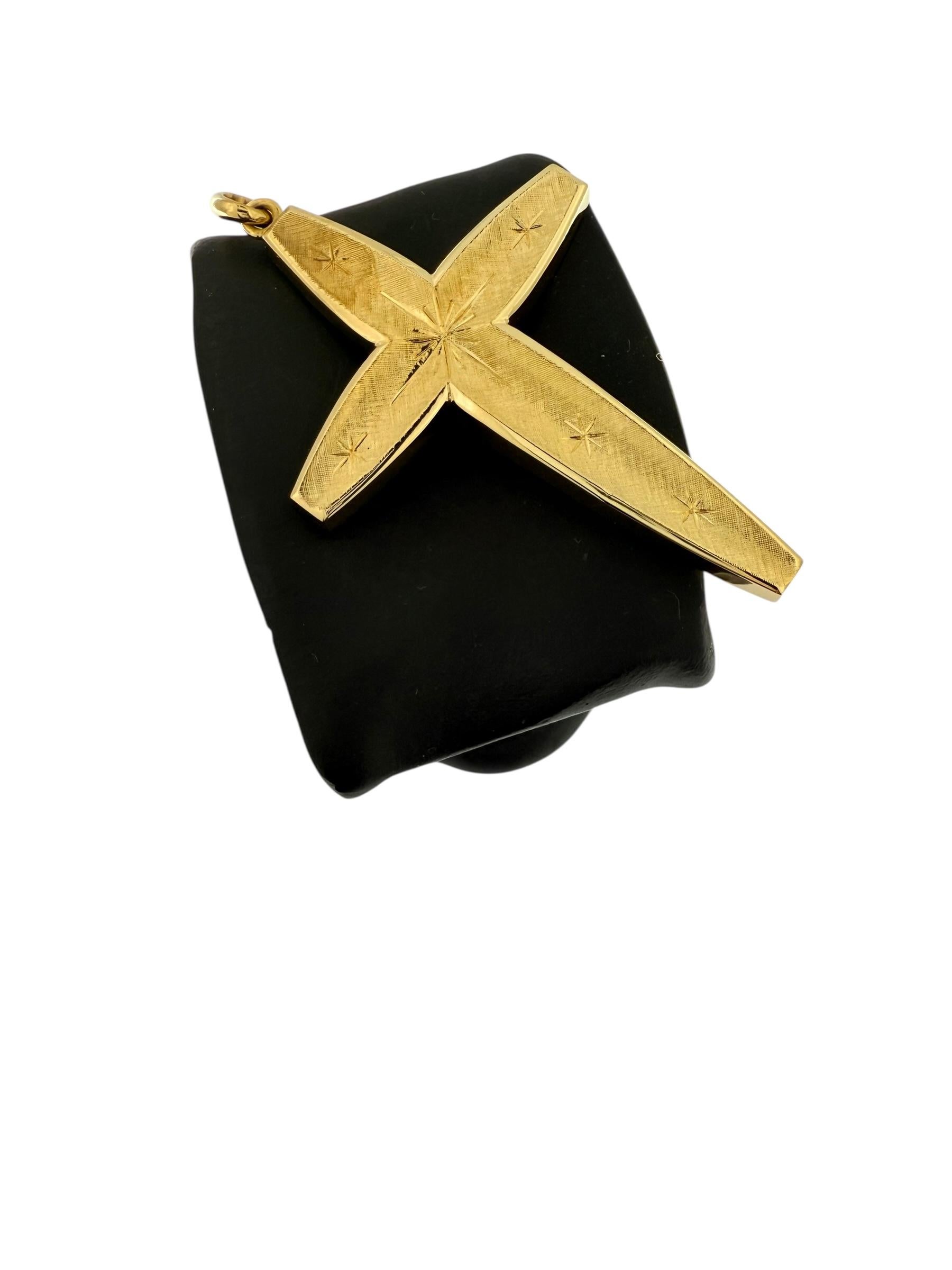 Moderne Vintage Italian Yellow Gold Cross with Stars Design en vente