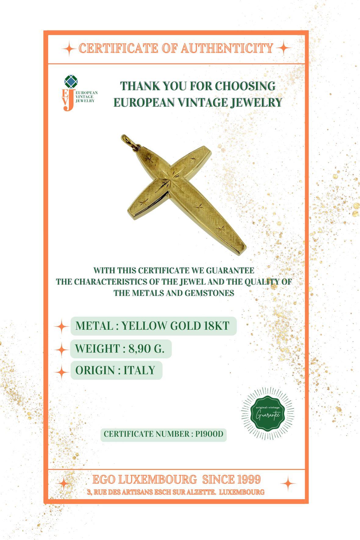 Vintage Italian Yellow Gold Cross with Stars Design en vente 3