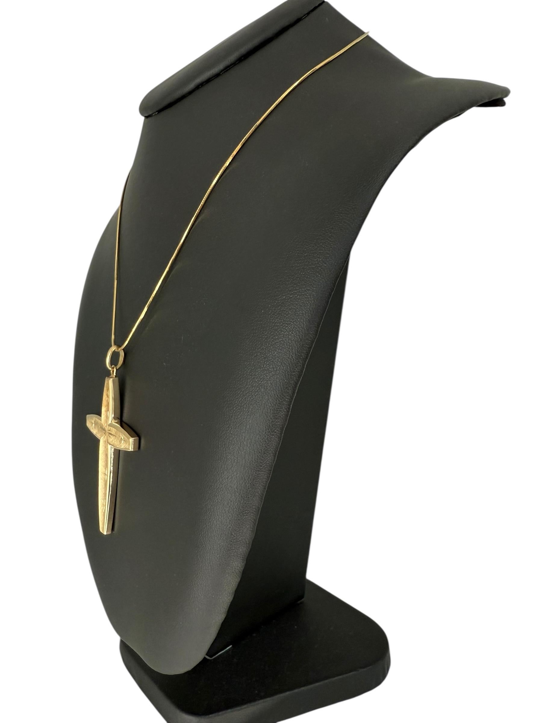 Vintage Italian Yellow Gold Cross with Stars Design en vente 4