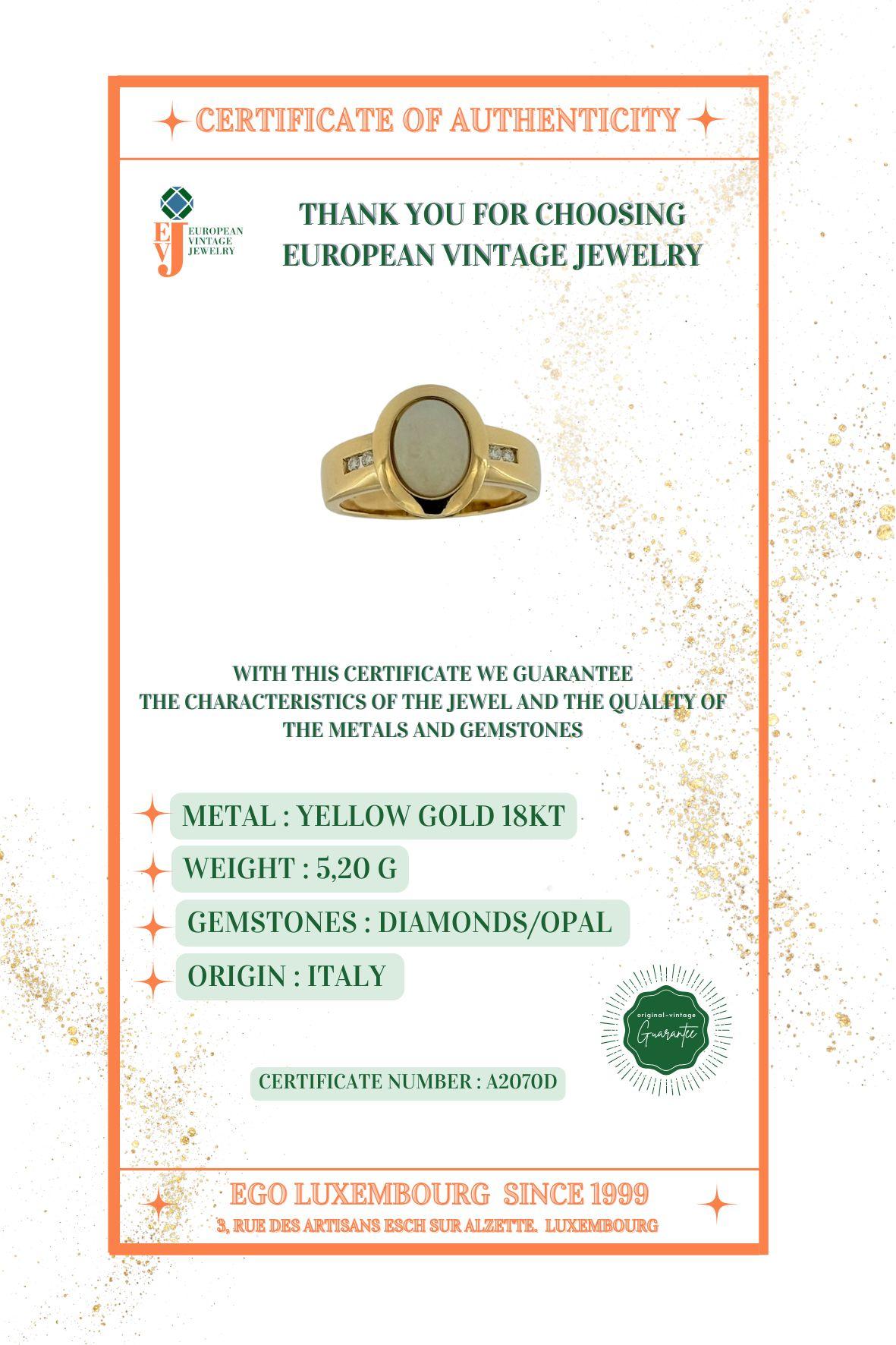 Anello vintage in oro giallo italiano con opale e diamanti in vendita 4