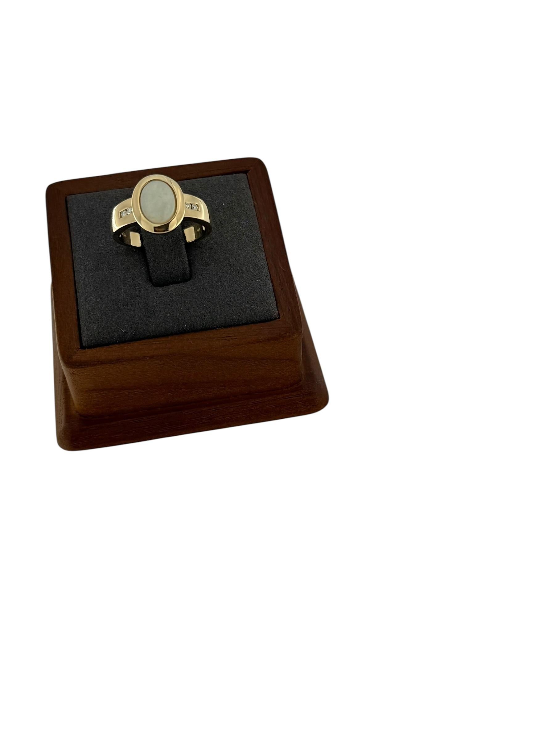 Anello superiore: larghezza : 1 cm, lunghezza : 1,3 cm, altezza : 0,5 cm

Questo anello vintage italiano è un grazioso esempio di design senza tempo e di raffinata artigianalità. Splendidamente realizzato in oro giallo 18kt, presenta al centro una