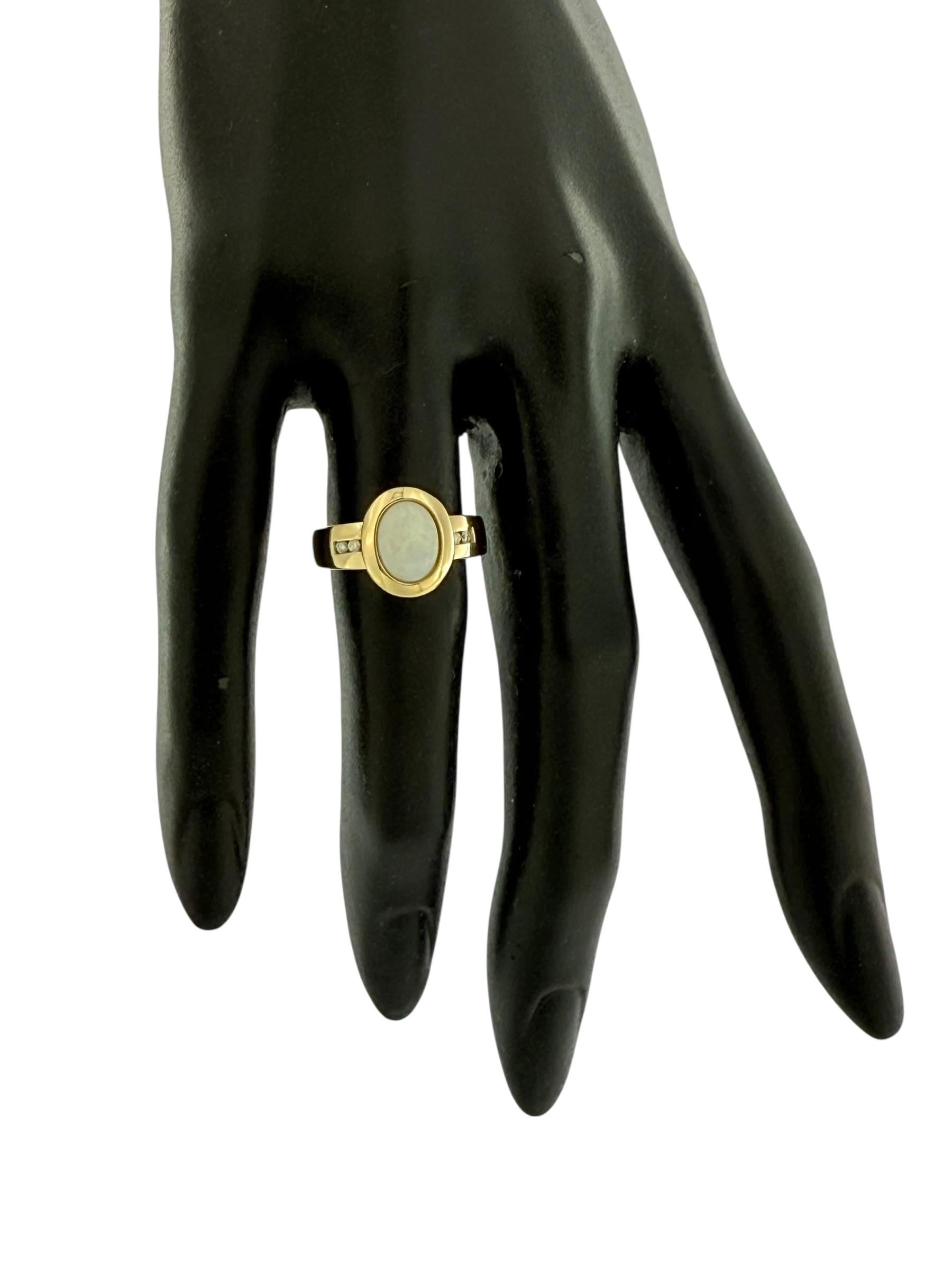 Anello vintage in oro giallo italiano con opale e diamanti in vendita 1