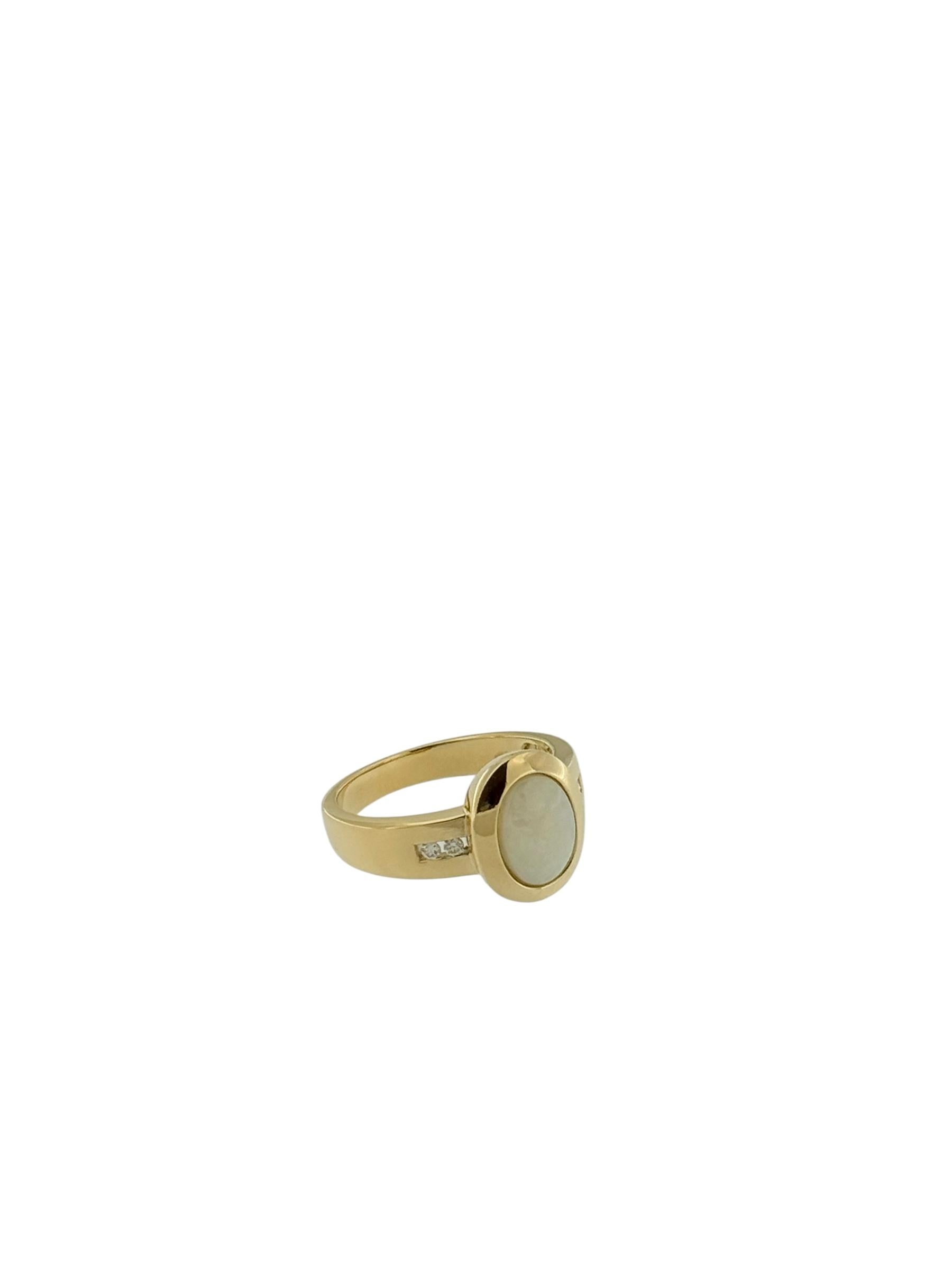 Anello vintage in oro giallo italiano con opale e diamanti in vendita 3