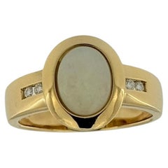 Anello vintage in oro giallo italiano con opale e diamanti