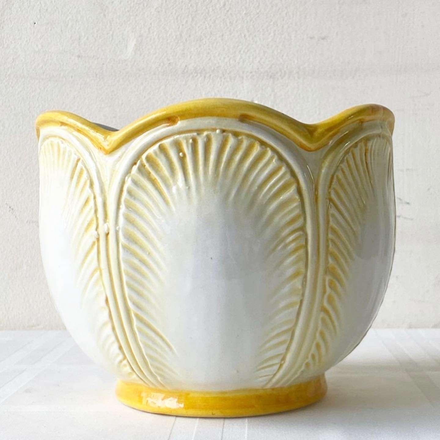 Unglaublicher italienischer Keramik-Pflanztopf im Vintage-Stil. Die Oberfläche ist gelb und weiß mit geätzten Blättern.
