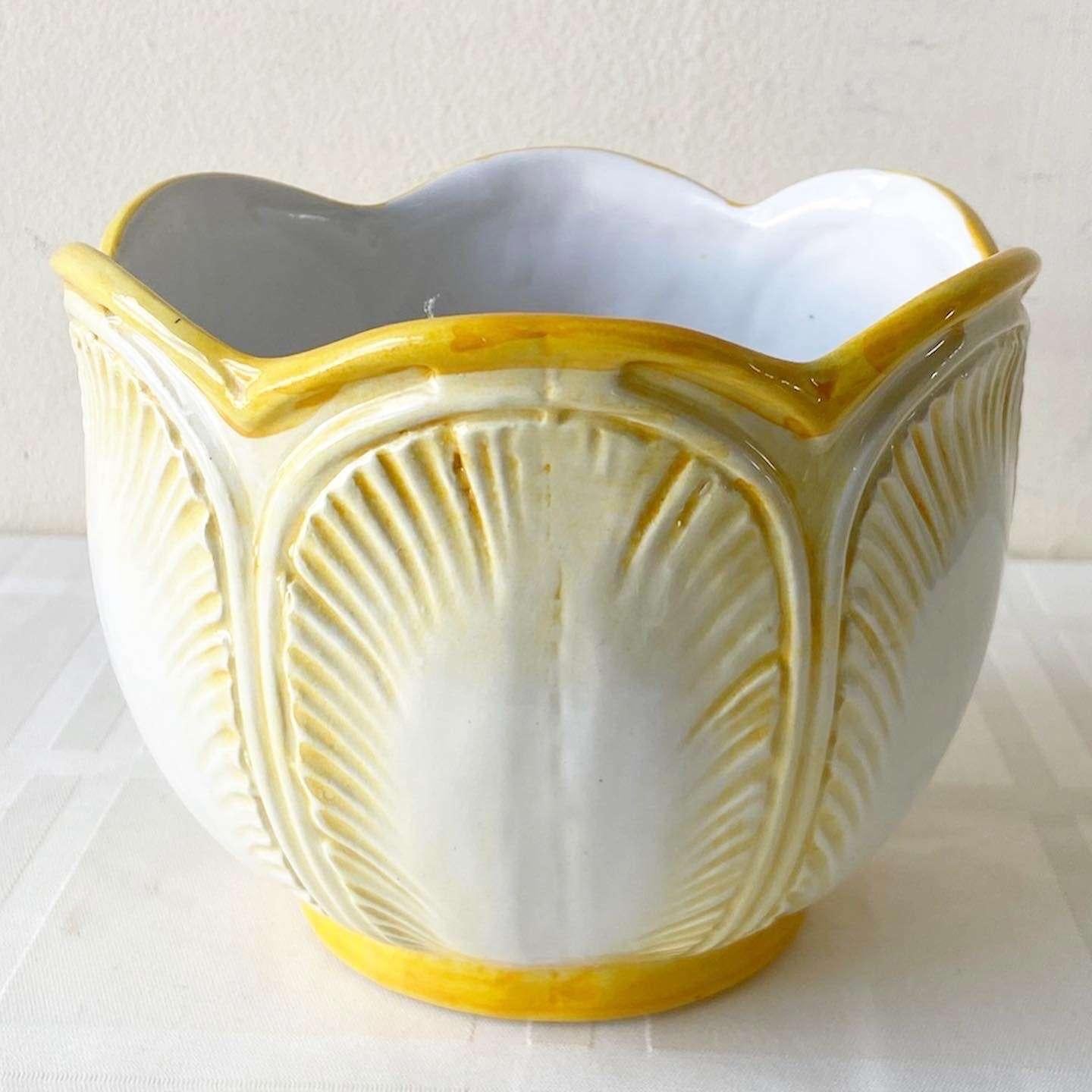 Italienisches Pflanzgefäß aus gelber Keramik mit Blättern im Angebot