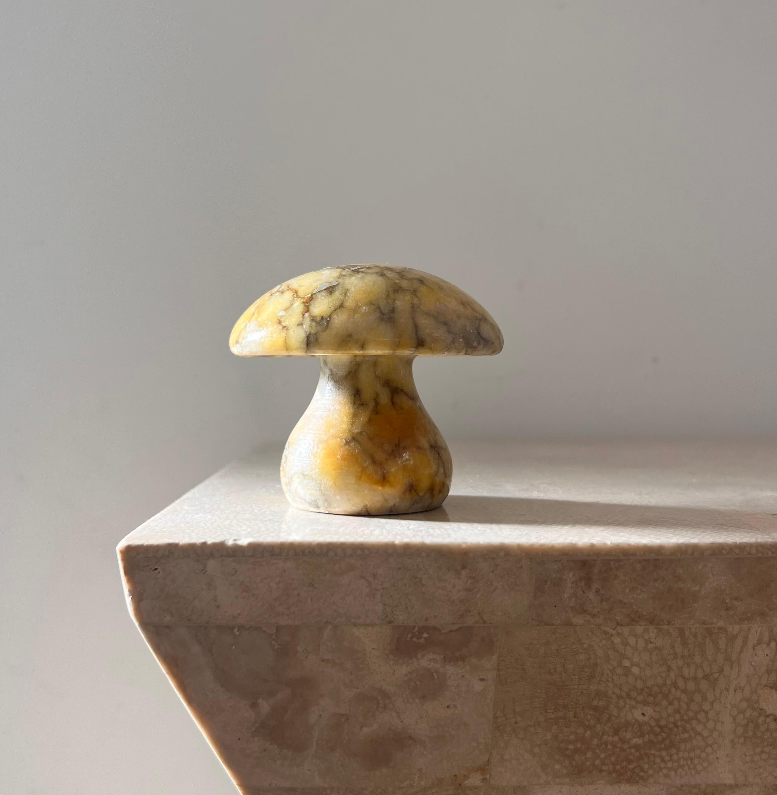 Italienischer Pilz aus gelbem Marmor, 1960er-Jahre, Vintage (Moderne der Mitte des Jahrhunderts) im Angebot