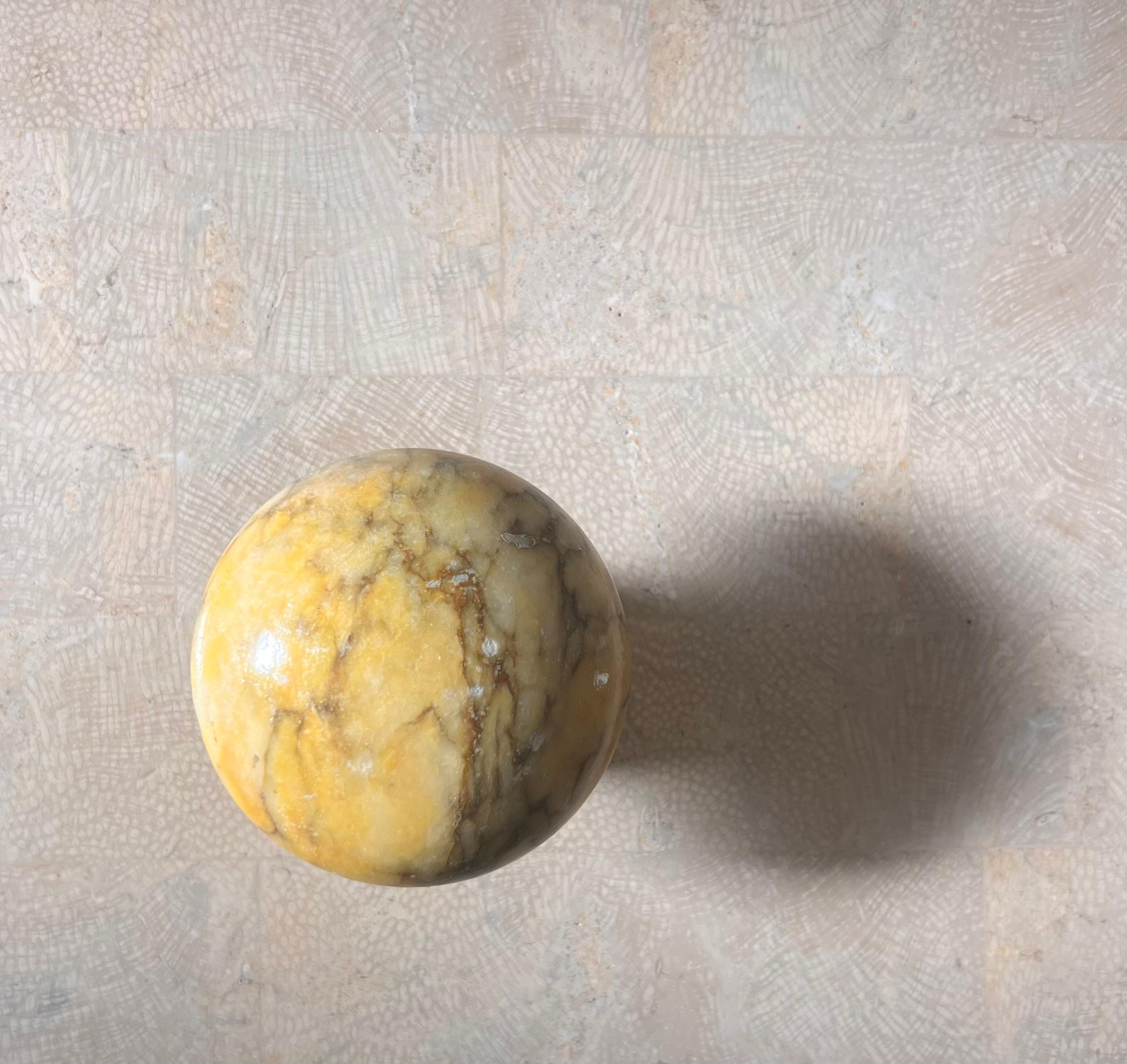 Mid-Century Modern champignon italien vintage en marbre jaune, années 1960 en vente