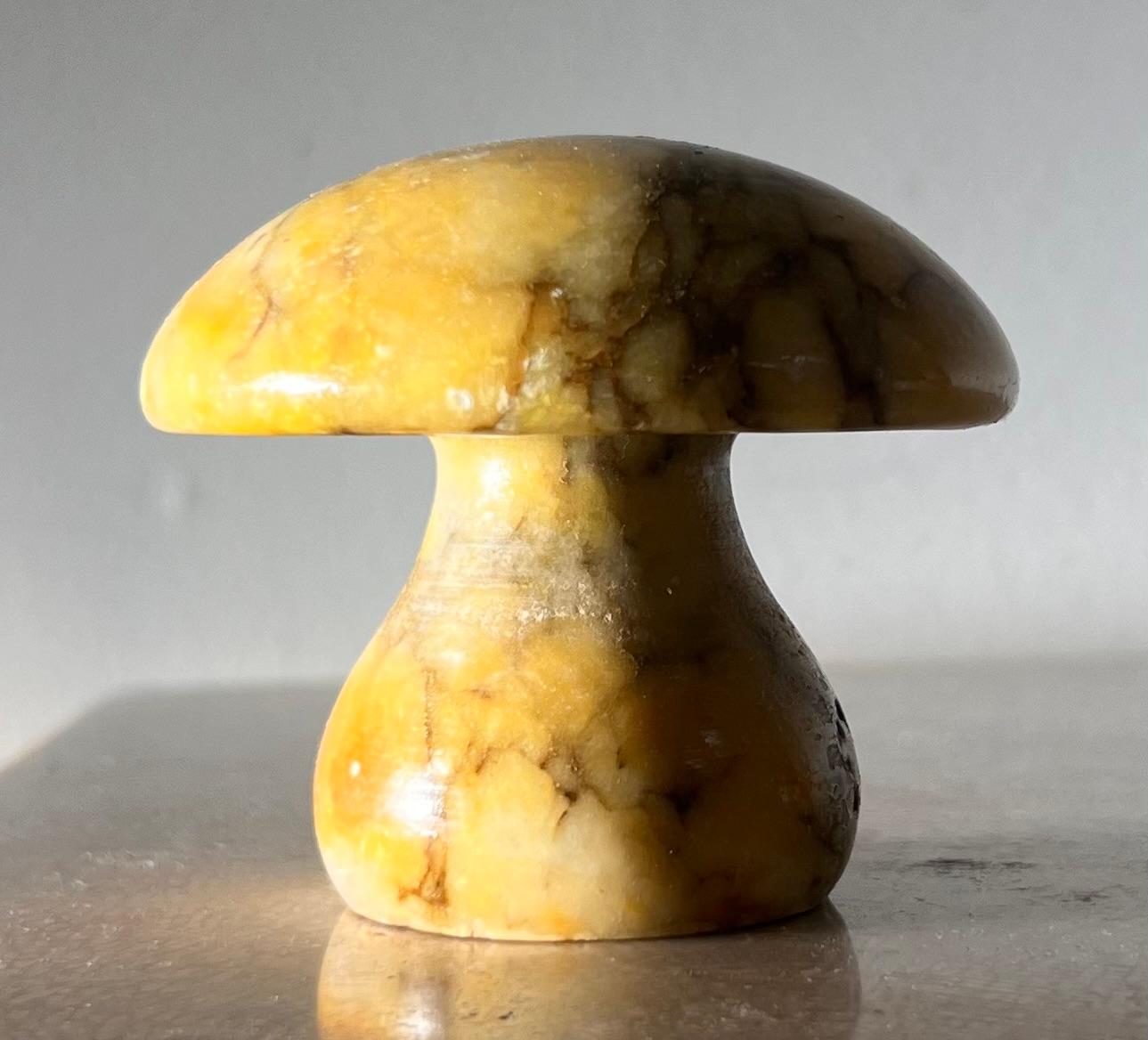 Sculpté à la main champignon italien vintage en marbre jaune, années 1960 en vente