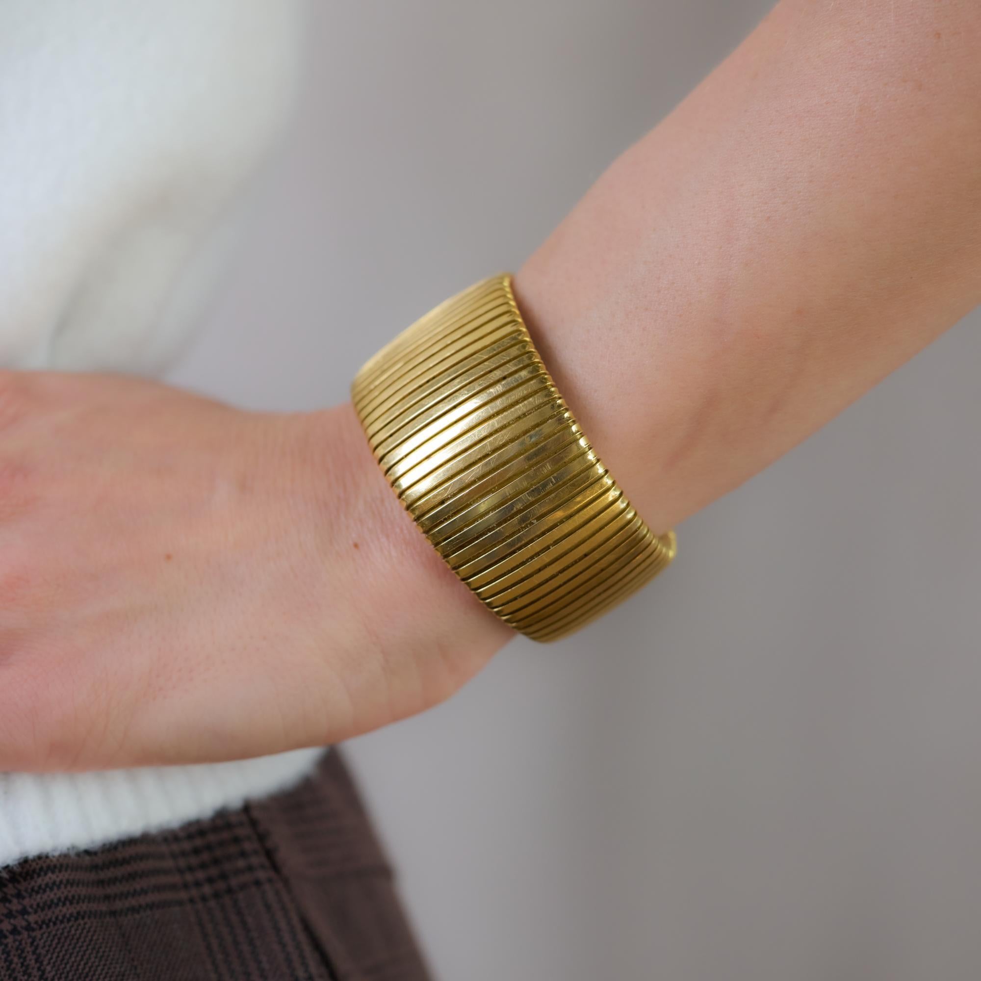 Vintage Italy 18k yellow gold Tubogas style cuff bangle In Excellent Condition In Beverly Hills, CA