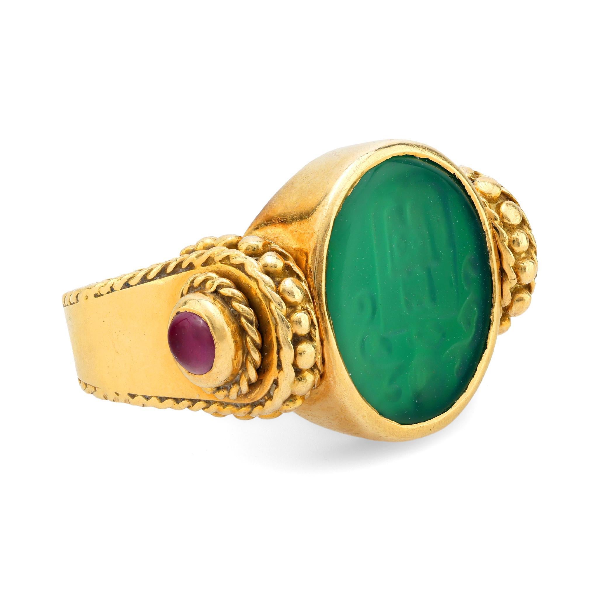 Cabochon Vintage Italy chrysoprase ruby 18k yellow gold intaglio signet ring