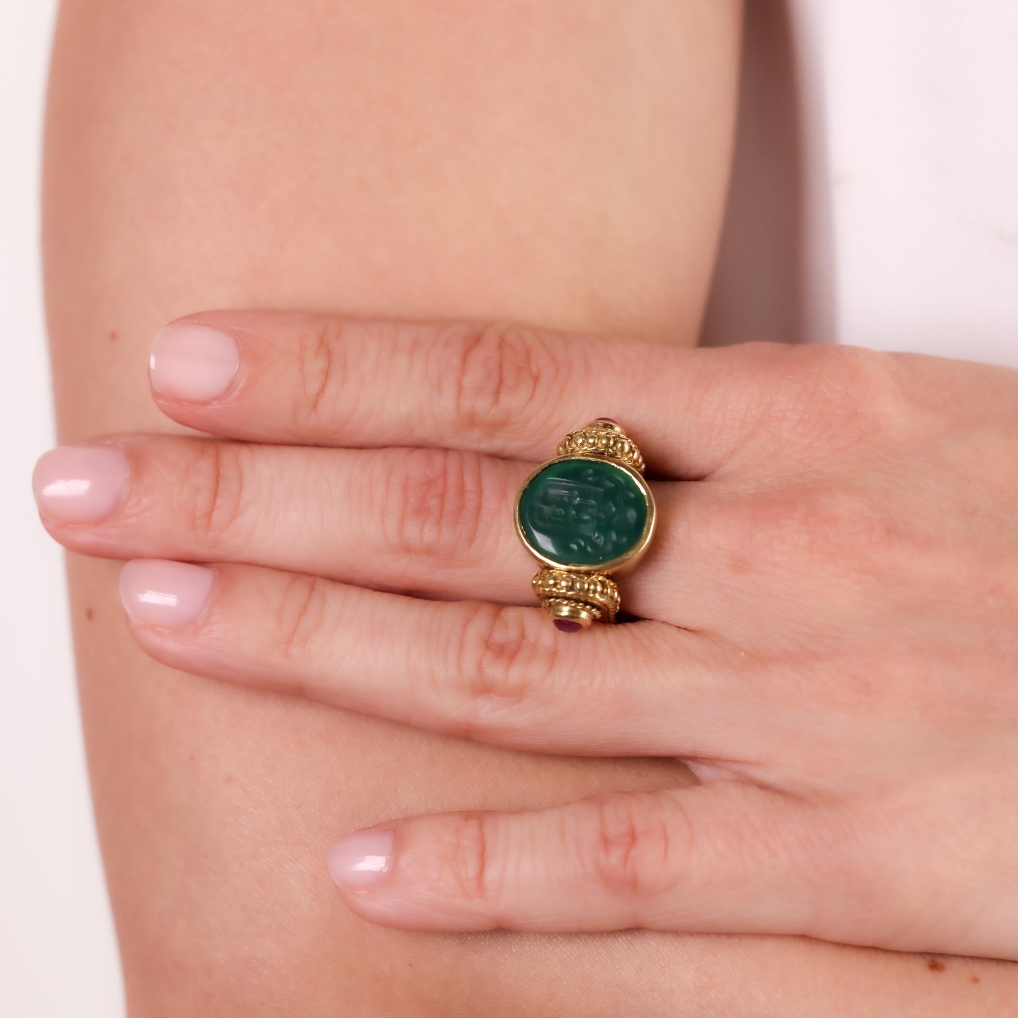 Vintage Italy chrysoprase ruby 18k yellow gold intaglio signet ring In Excellent Condition In Beverly Hills, CA
