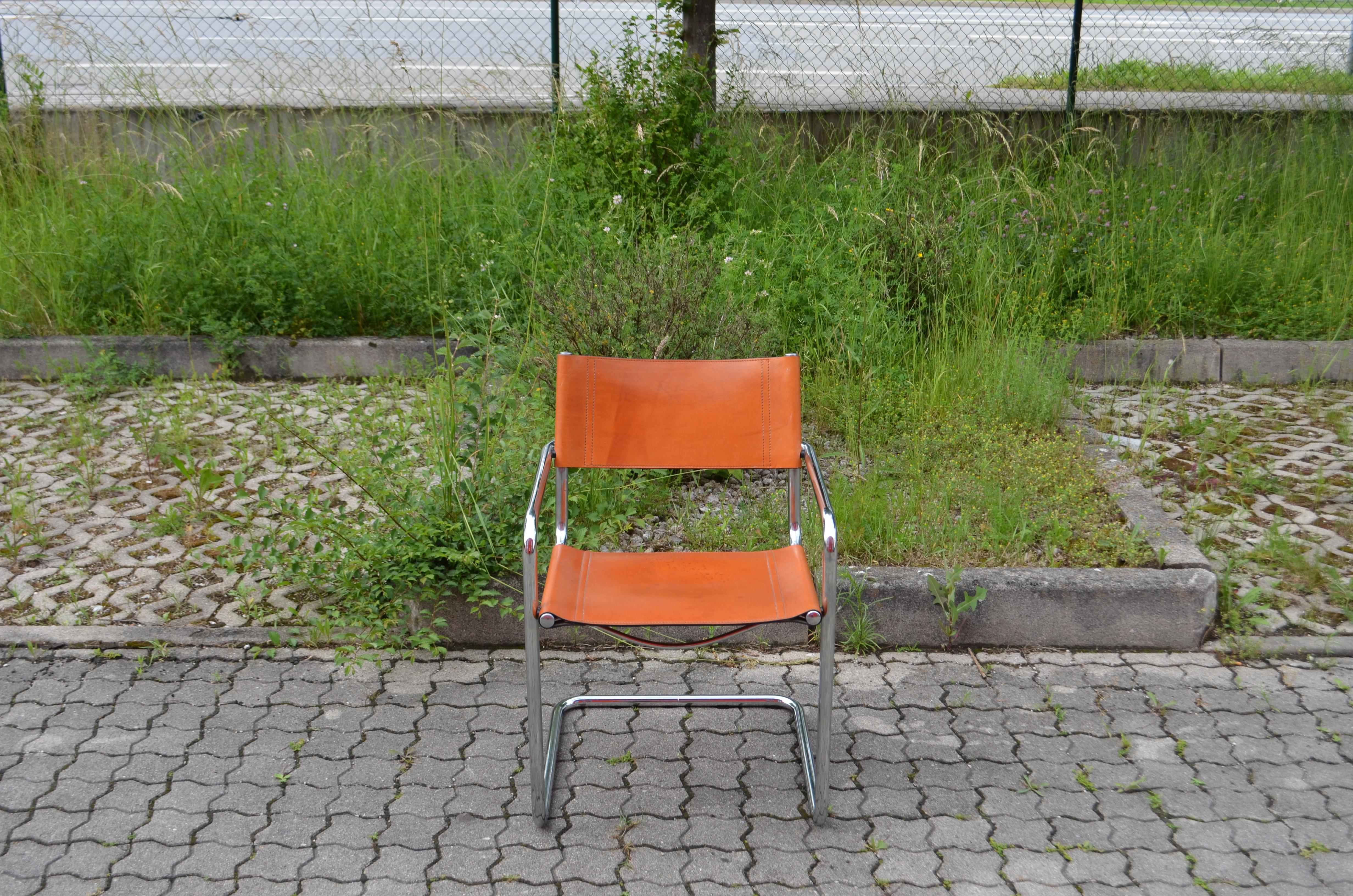 Questa sedia vintage a sbalzo è un classico italiano.
Alla maniera di Marcel Breuer, queste sedie sono fortemente ispirate al Movimento Bauhaus.
Si tratta di una pelle spessa conciata al vegetale che con gli anni ha sviluppato una splendida patina