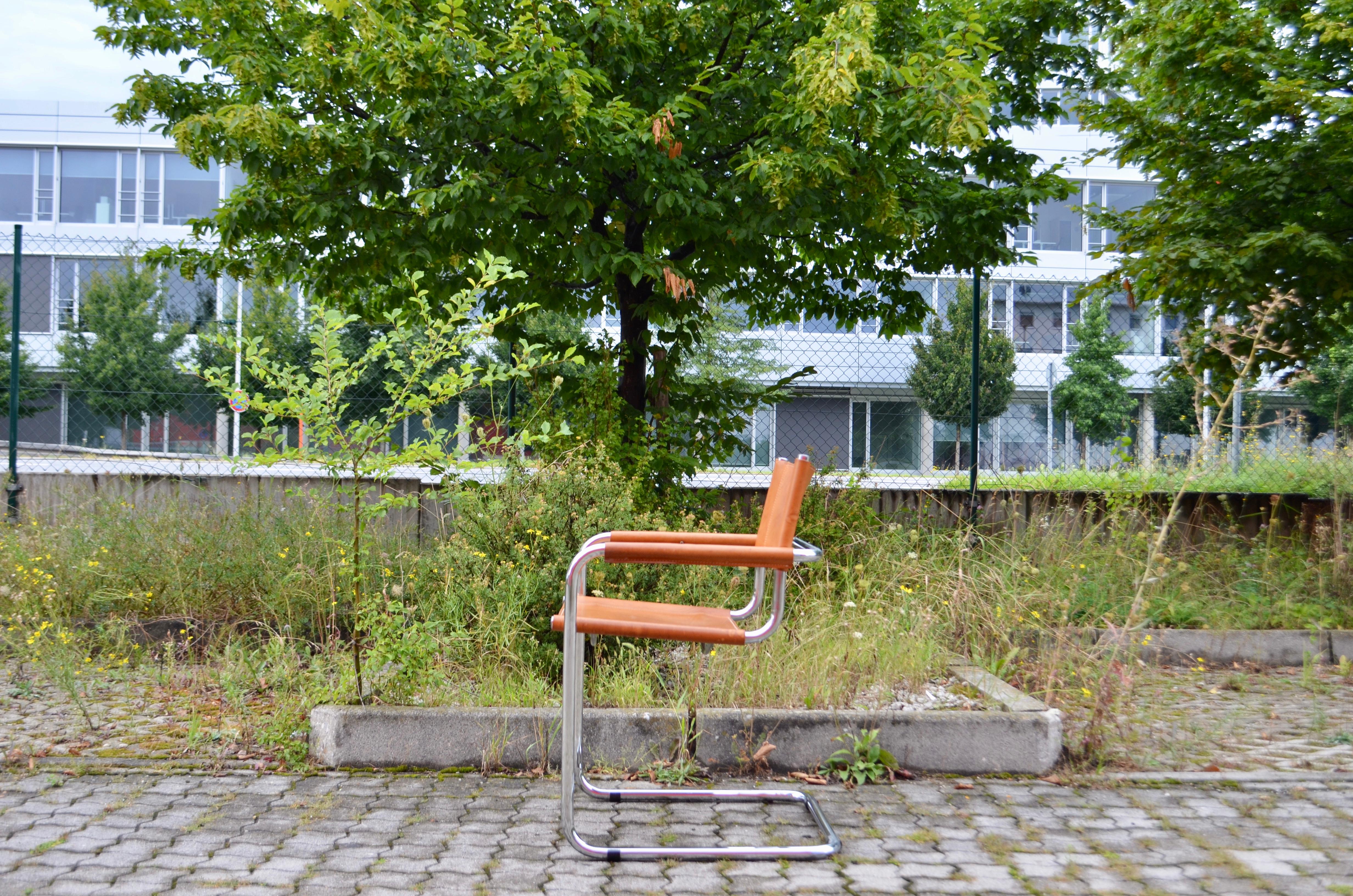 Cette chaise cantilever vintage est un classique italien.
À la manière de Marcel Breuer, ces chaises sont fortement inspirées du mouvement Bauhaus.
C'est le cuir épais de la selle, tanné végétal, qui a développé avec les années une magnifique