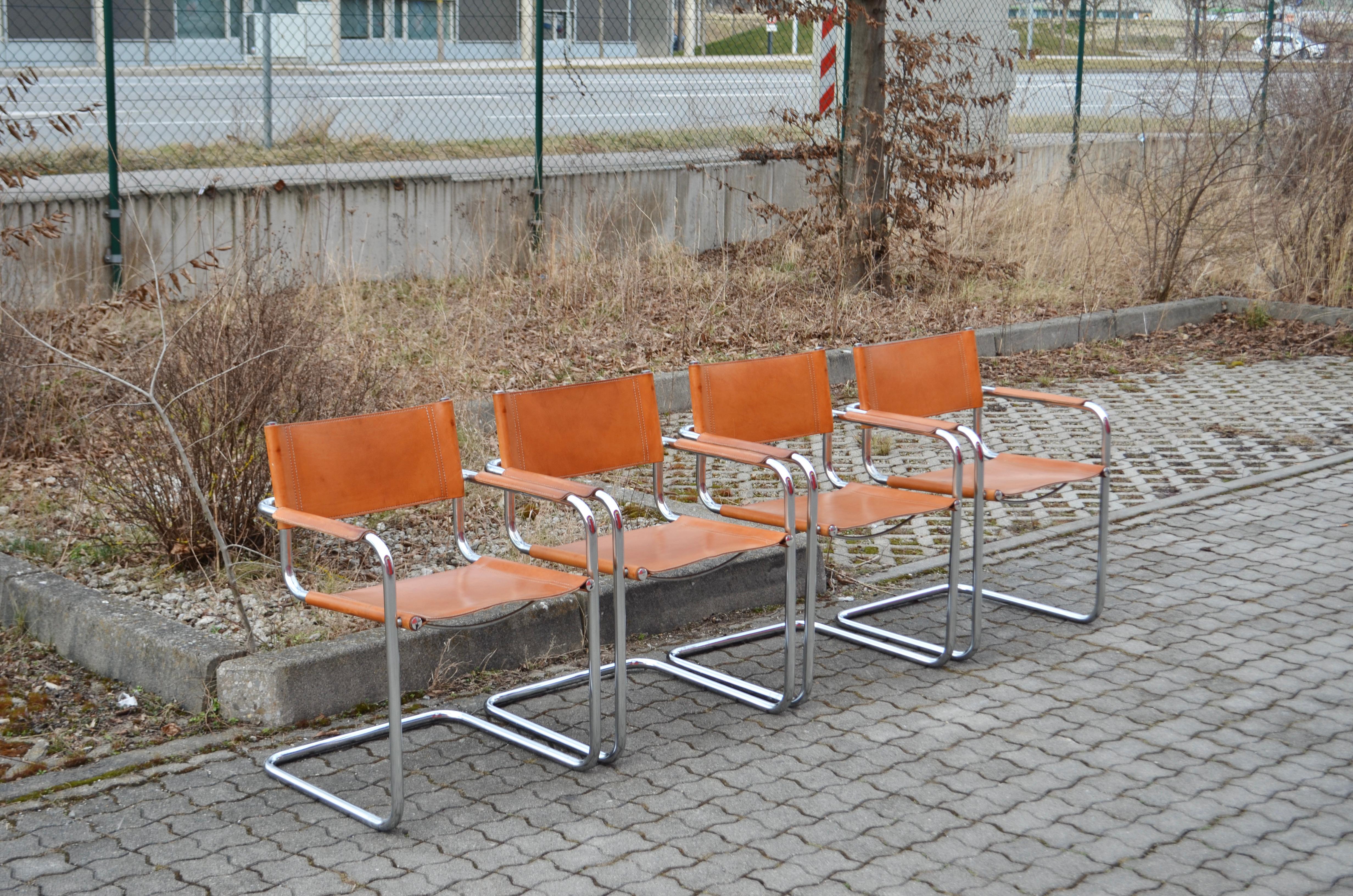 Diese Vintage-Freischwinger sind italienische Klassiker.
In der Manier von Marcel Breuer sind diese Stühle stark von der Bauhaus-Bewegung inspiriert.
Das dicke, pflanzlich gegerbte Sattelleder hat im Laufe der Jahre eine wunderschöne, gut