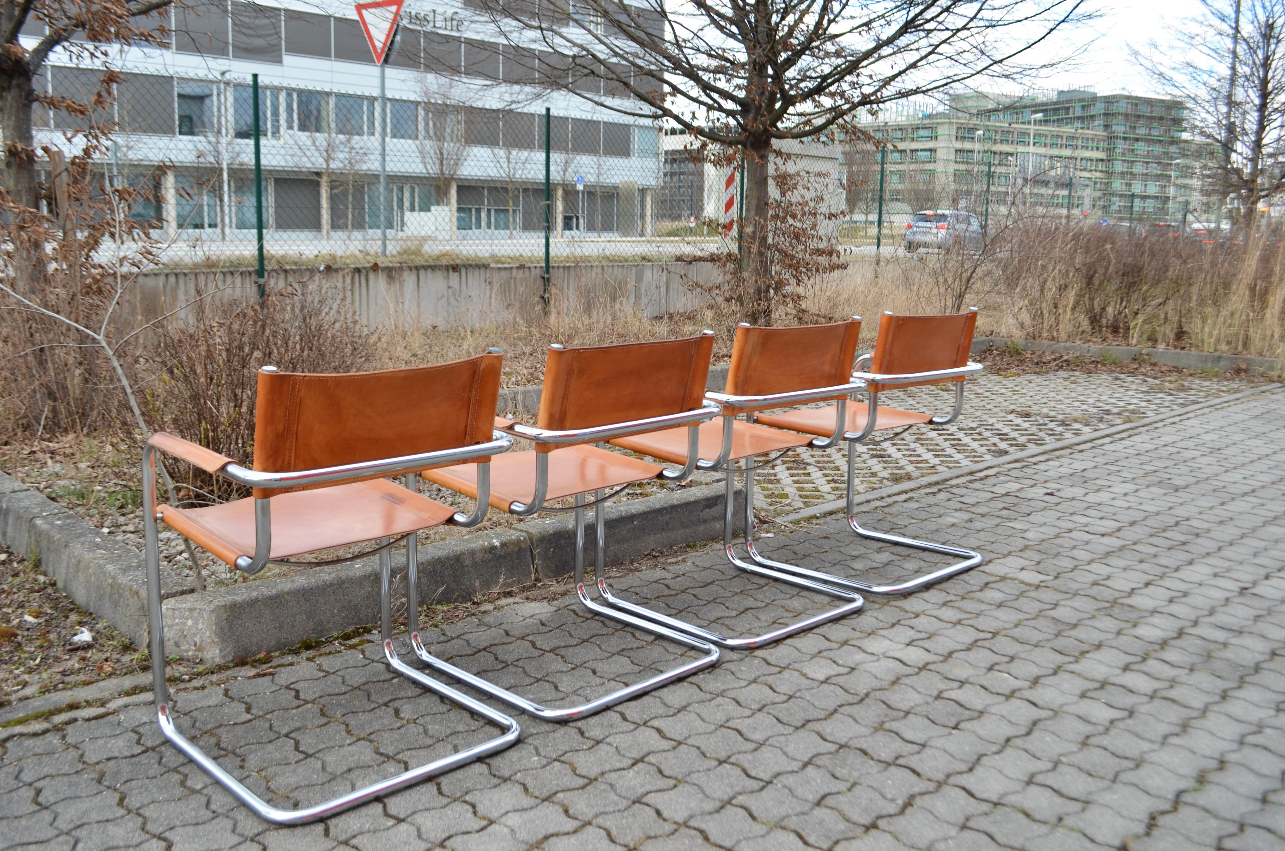 Teinture végétale Ensemble de 4 fauteuils cantilever de salle à manger en cuir végétal cognac vintage Italie en vente