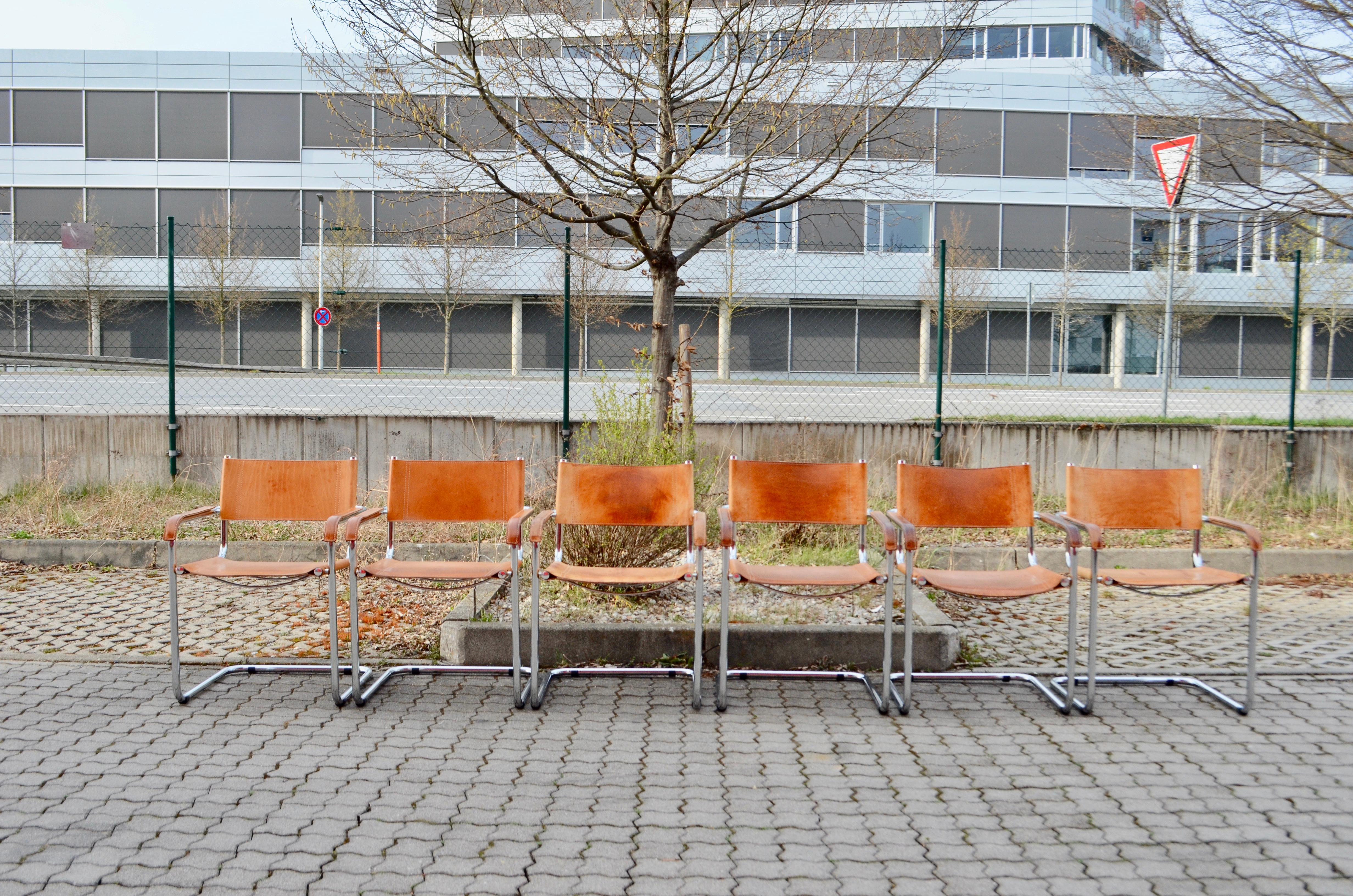 Ces chaises vintage Cantilever sont des classiques italiens.
À la manière de Marcel Breuer, ces chaises sont fortement inspirées du mouvement Bauhaus.
Il s'agit d'un cuir épais de selle à tannage végétal qui a développé au fil des ans une