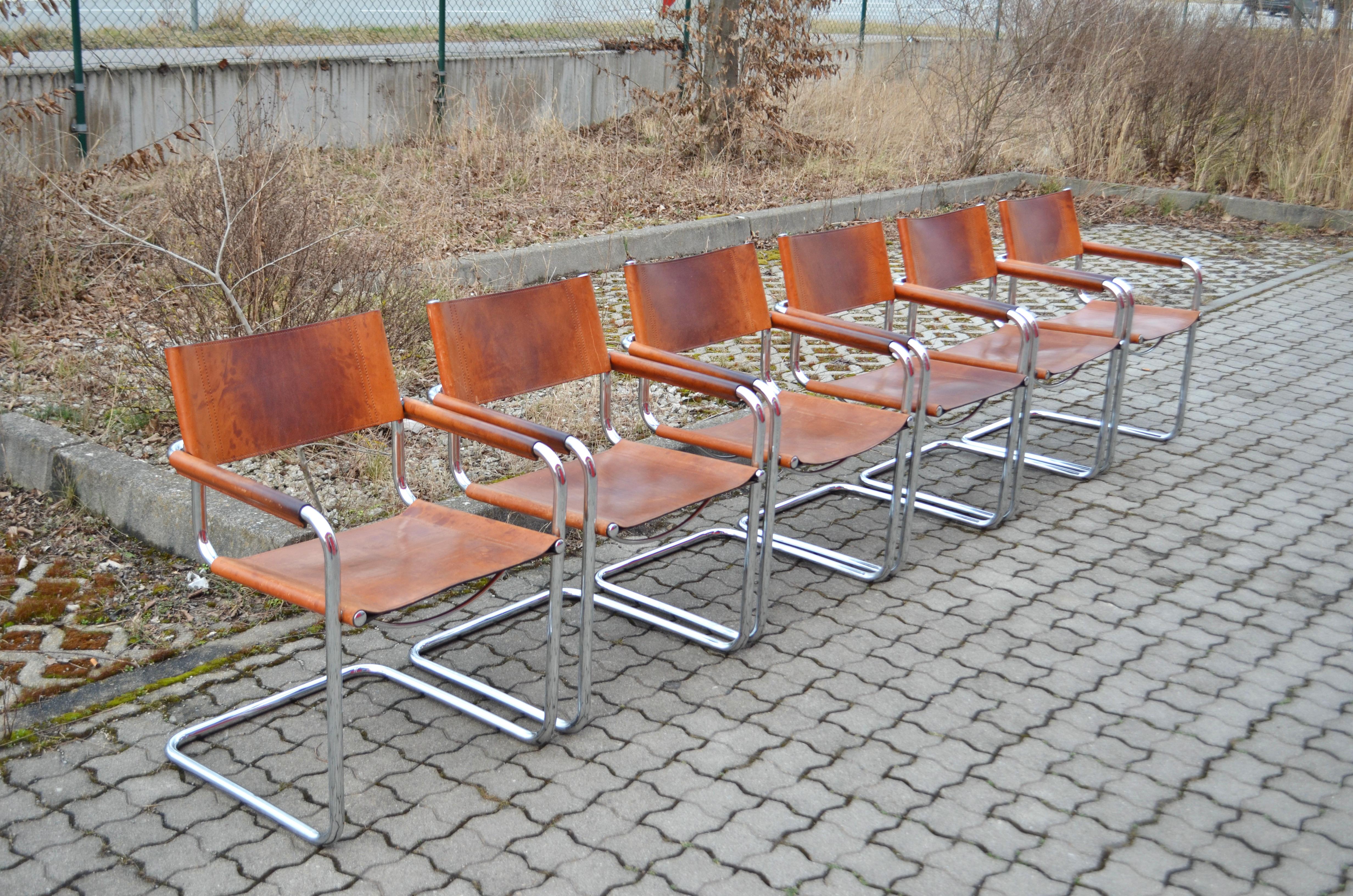 Ces chaises cantilever vintage sont des classiques italiens.
À la manière de Marcel Breuer, ces chaises sont fortement inspirées par le mouvement Bauhaus.
C'est le cuir épais de la selle, tanné végétal, qui a développé avec les années une