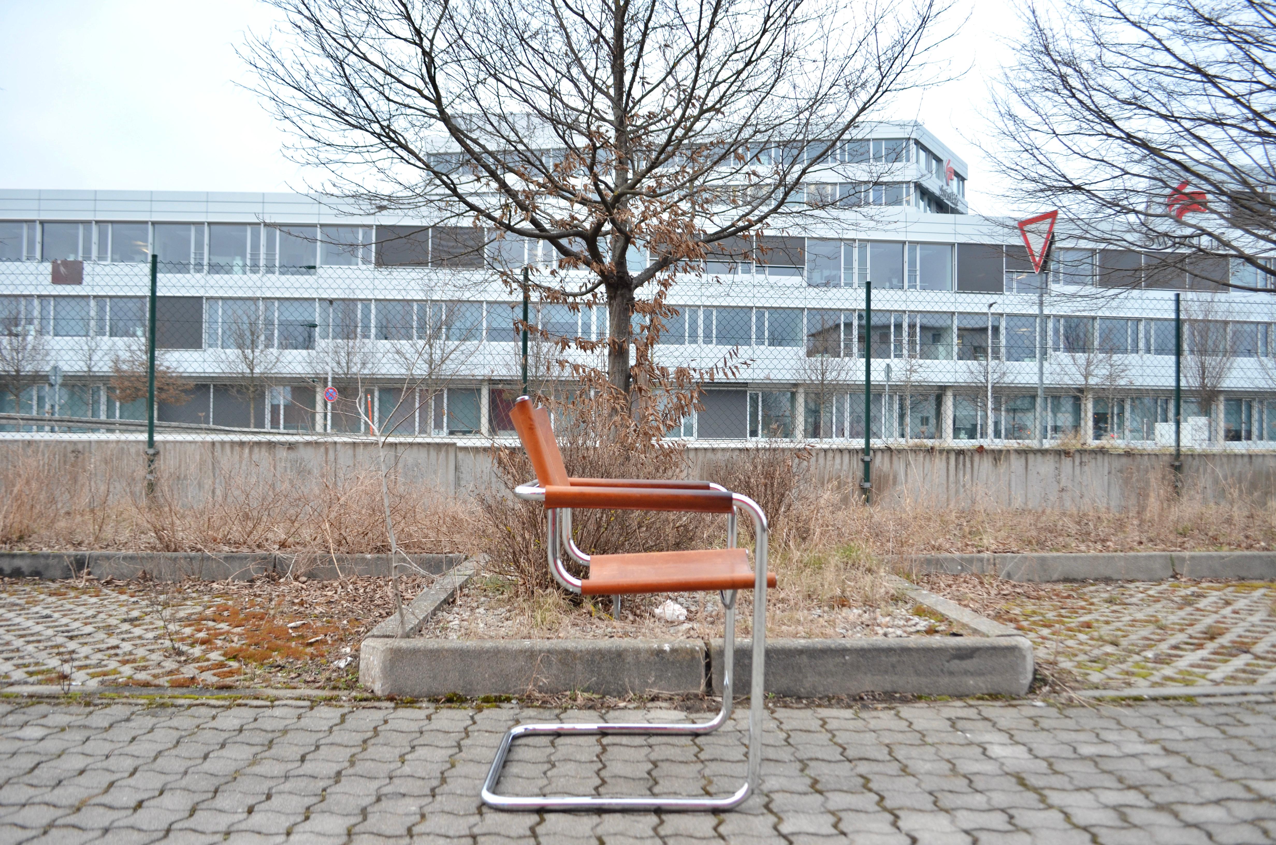 20ième siècle Ensemble de 6 fauteuils cantilever de salle à manger en cuir végétal cognac vintage Italie en vente