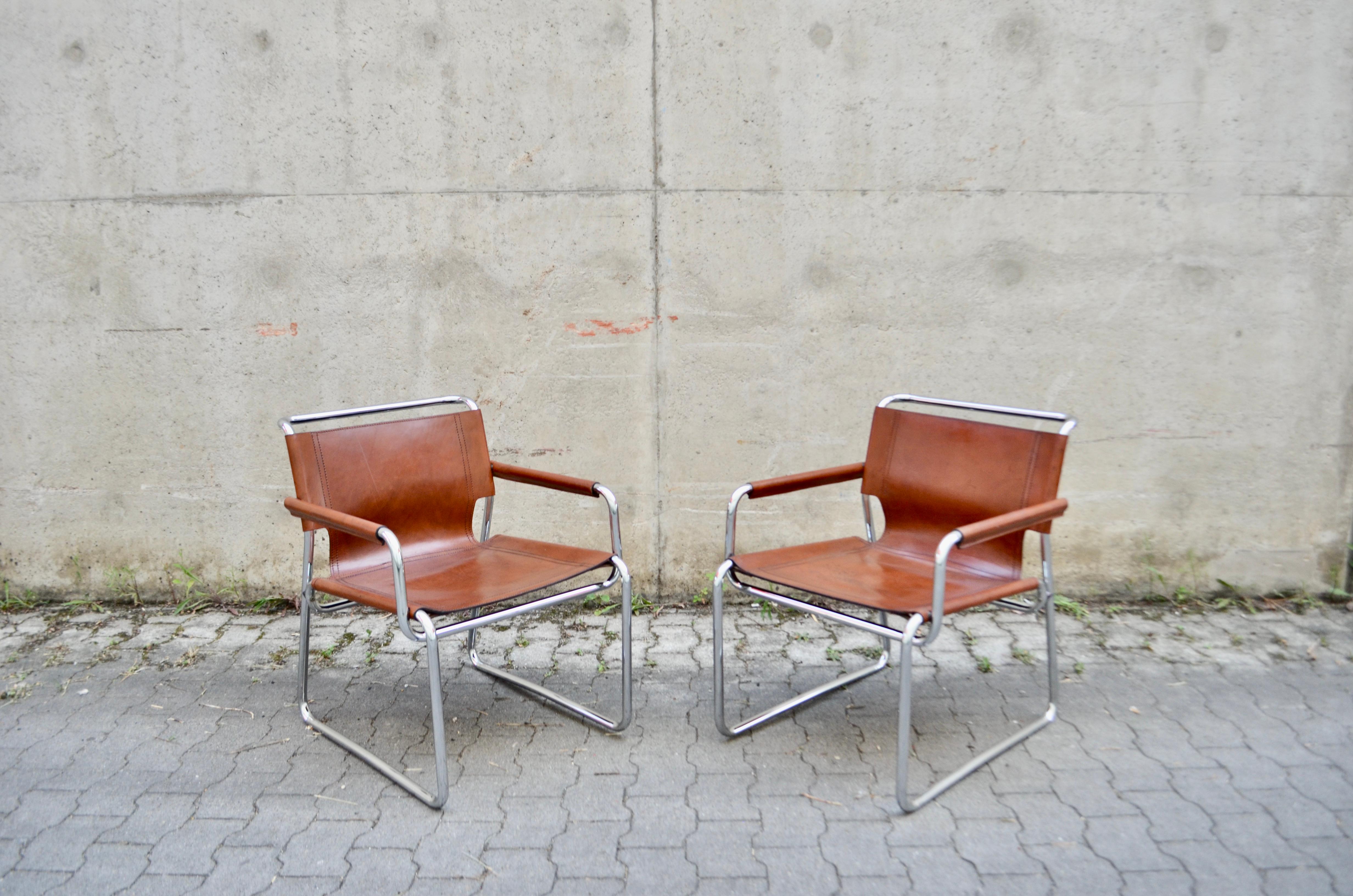 These vintage lounge chair are rare Italian classics.
In the manner of Marcel Breuer this chairs are strongly inspired by the Bauhaus Movement.
It is the thick saddle leather that has developed with the years a gorgeous well aged patina.
The