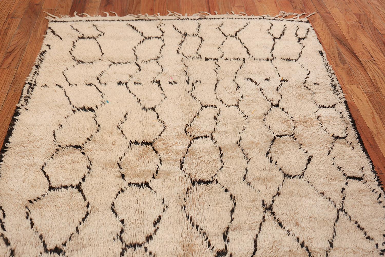 Shag Ivory Vintage Beni Ourain Moroccan Rug. Size: 4 ft 10 in x 11 ft 2 in In Excellent Condition In New York, NY