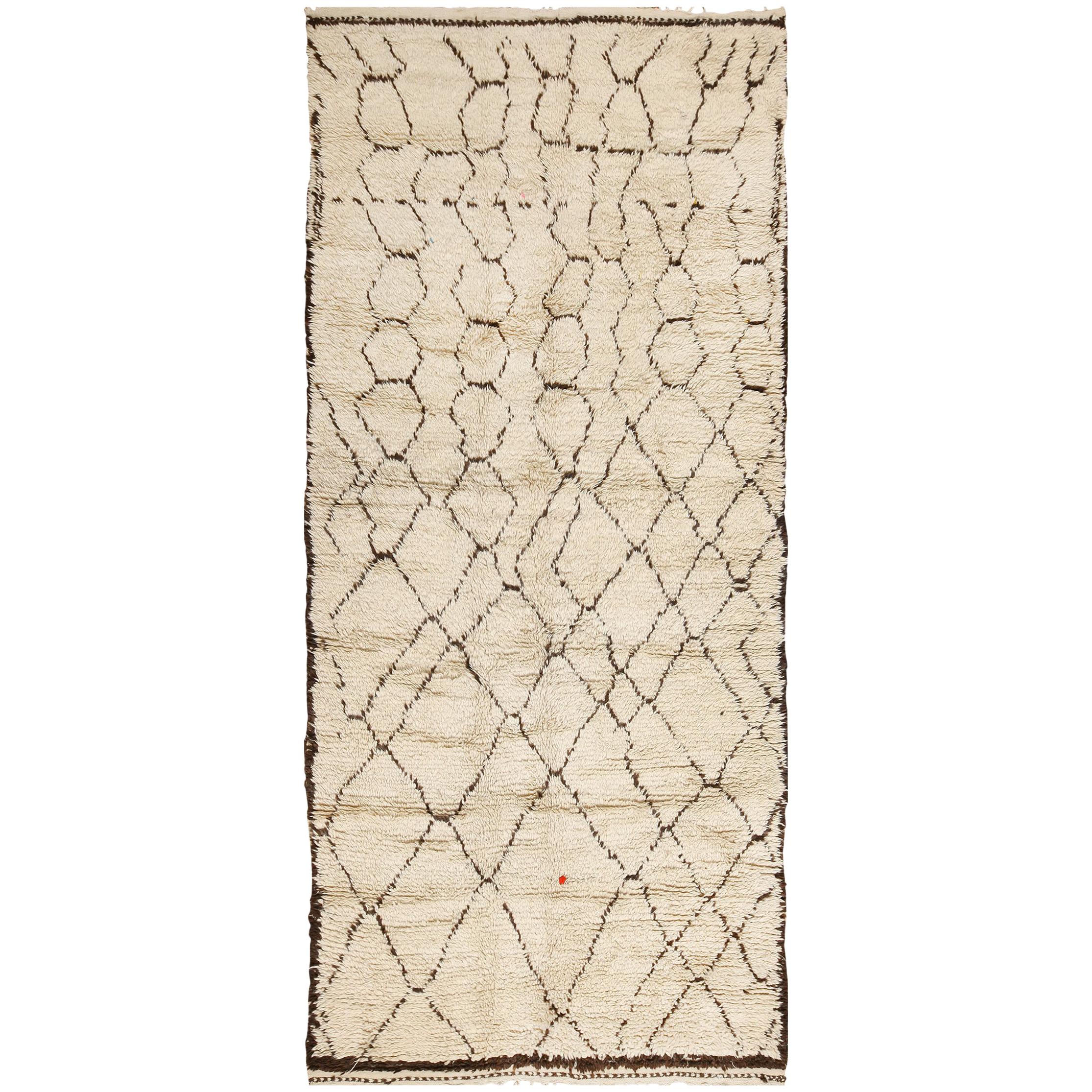 Shag Ivory Vintage Beni Ourain Moroccan Rug. Size: 4 ft 10 in x 11 ft 2 in