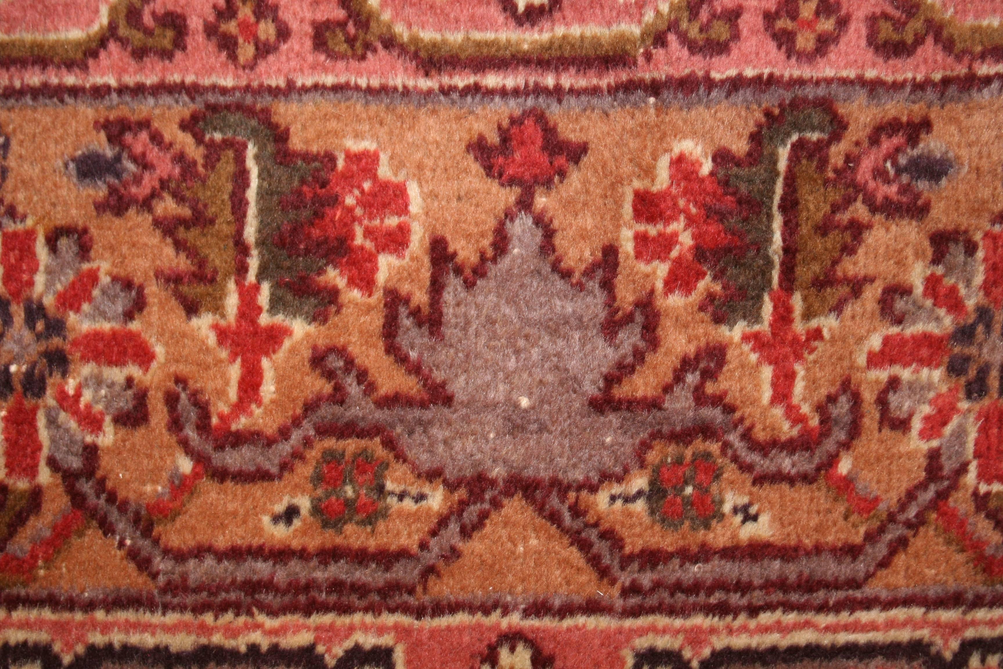 Türkischer Teppich mit elfenbeinfarbenem Hintergrund und Medaillonmuster im Zustand „Gut“ im Angebot in Milan, IT