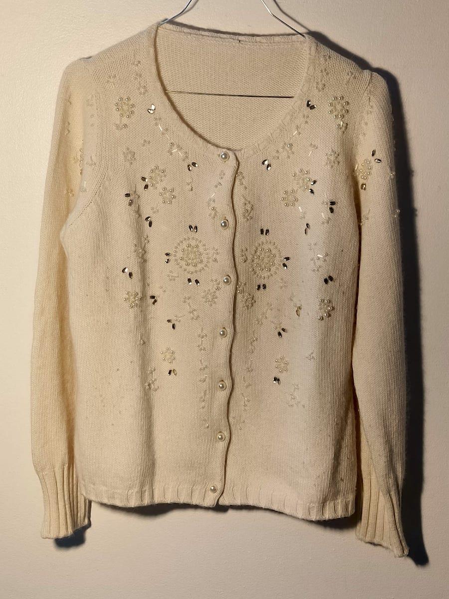 Elfenbeinfarbene Wollstrickjacke mit Perlen, 1950er Jahre im Zustand „Gut“ im Angebot in Milano, IT
