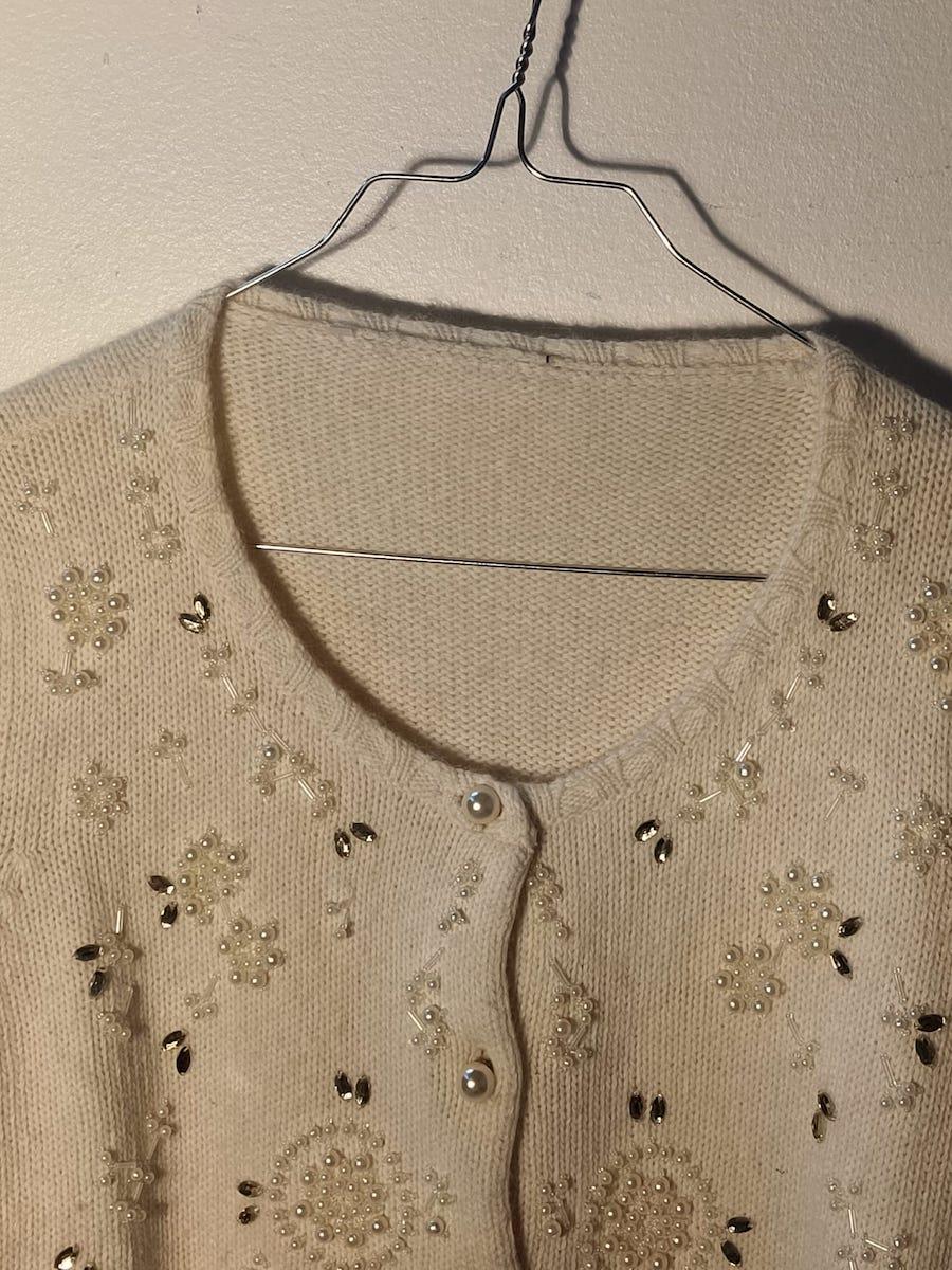 Elfenbeinfarbene Wollstrickjacke mit Perlen, 1950er Jahre im Angebot 1