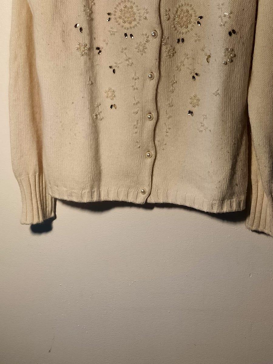 Elfenbeinfarbene Wollstrickjacke mit Perlen, 1950er Jahre im Angebot 4