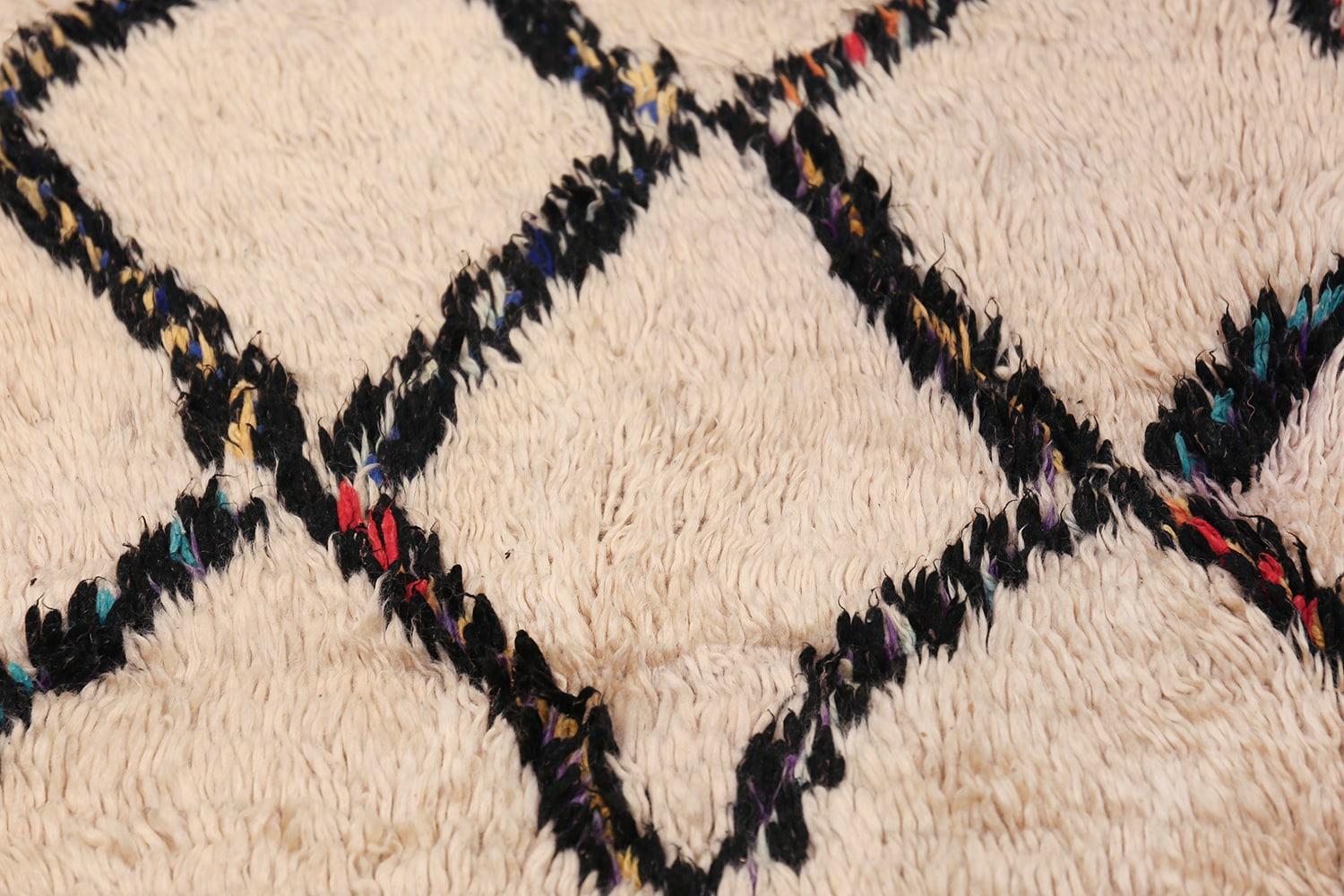 Atemberaubende geometrische Vintage Elfenbein Beni Ourain marokkanischen Teppich, Herkunftsland / Rug Type: Marokko, CIRCA Datum: Mitte - 20 Jahrhundert. Größe: 4 ft 8 in x 7 ft 8 in (1,42 m x 2,34 m).



