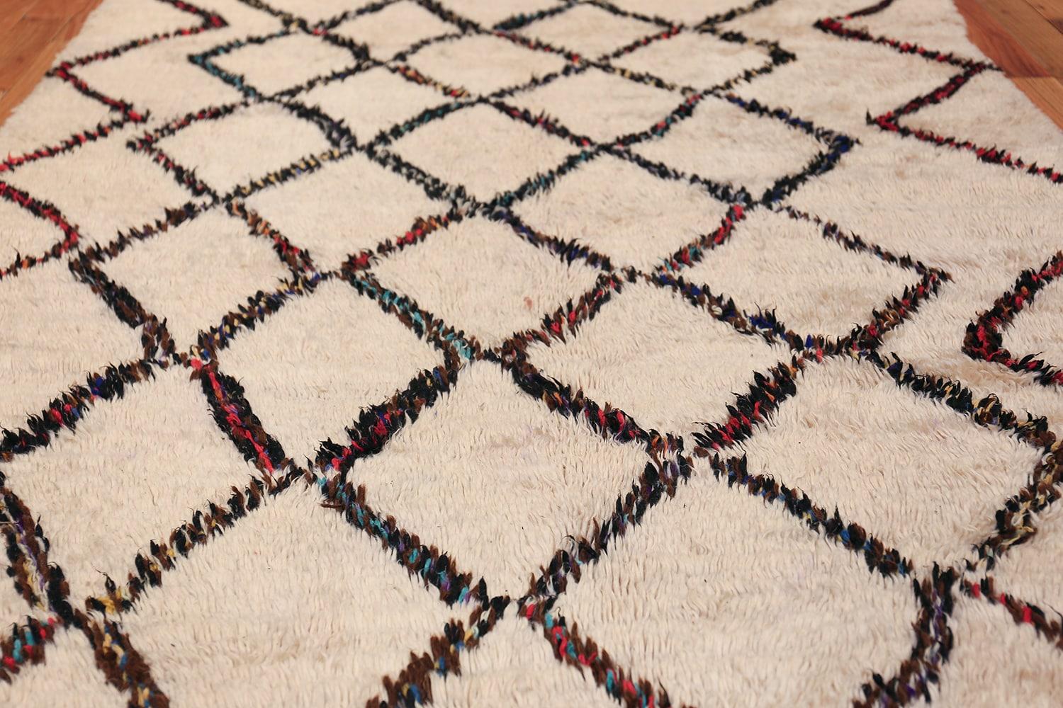 Elfenbeinfarbener Beni Ourain Marokkanischer Vintage-Teppich. Größe: 4 ft 8 in x 7 ft 8 in (Moderne der Mitte des Jahrhunderts) im Angebot