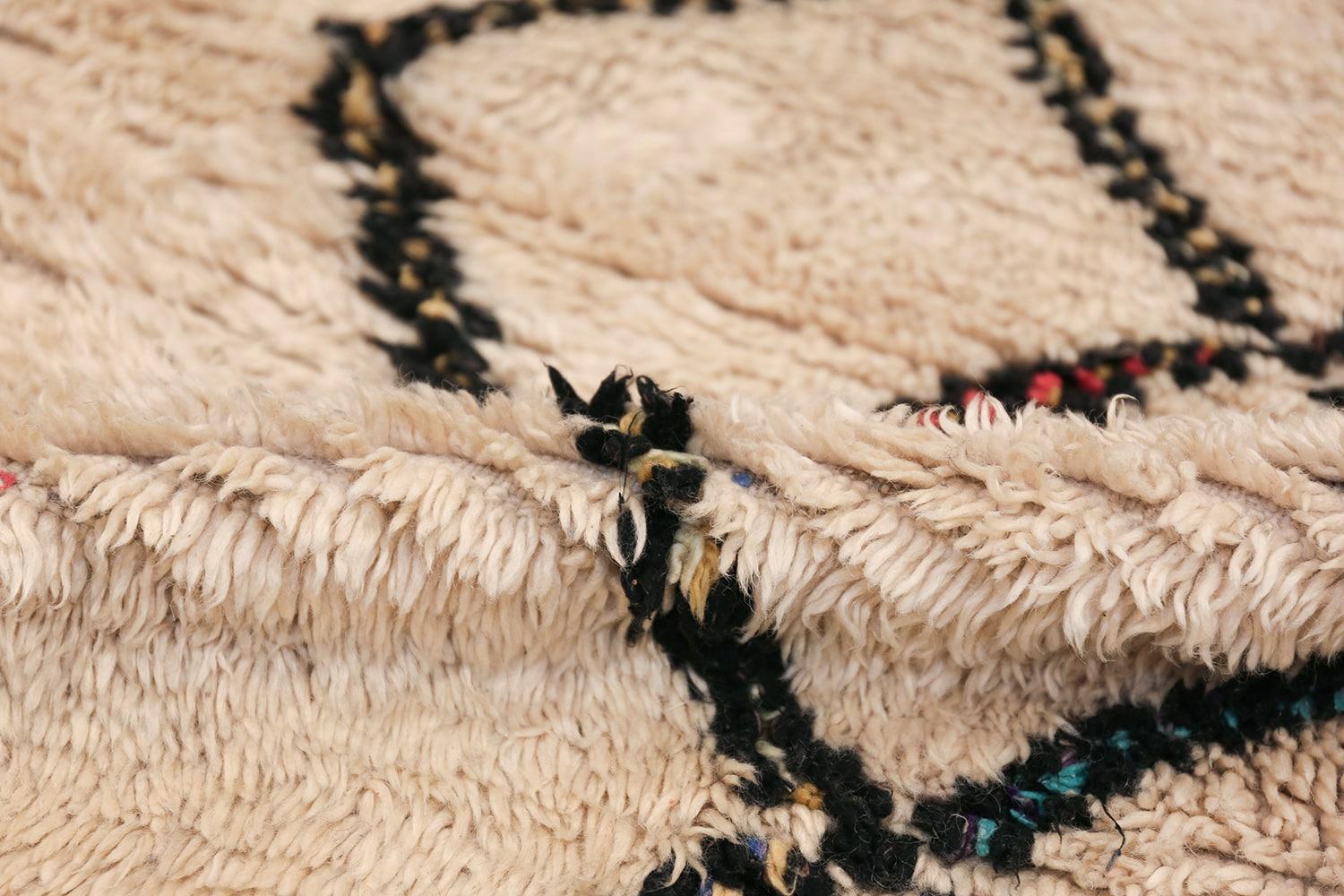 Elfenbeinfarbener Beni Ourain Marokkanischer Vintage-Teppich. Größe: 4 ft 8 in x 7 ft 8 in (Handgeknüpft) im Angebot