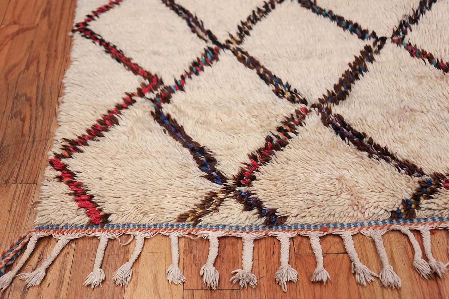 Elfenbeinfarbener Beni Ourain Marokkanischer Vintage-Teppich. Größe: 4 ft 8 in x 7 ft 8 in im Zustand „Gut“ im Angebot in New York, NY
