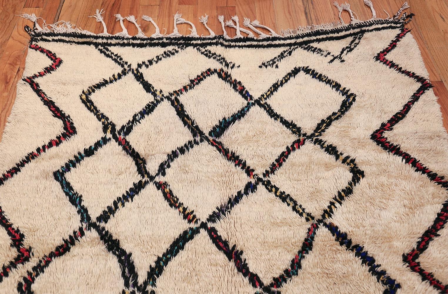 Elfenbeinfarbener Beni Ourain Marokkanischer Vintage-Teppich. Größe: 4 ft 8 in x 7 ft 8 in (20. Jahrhundert) im Angebot