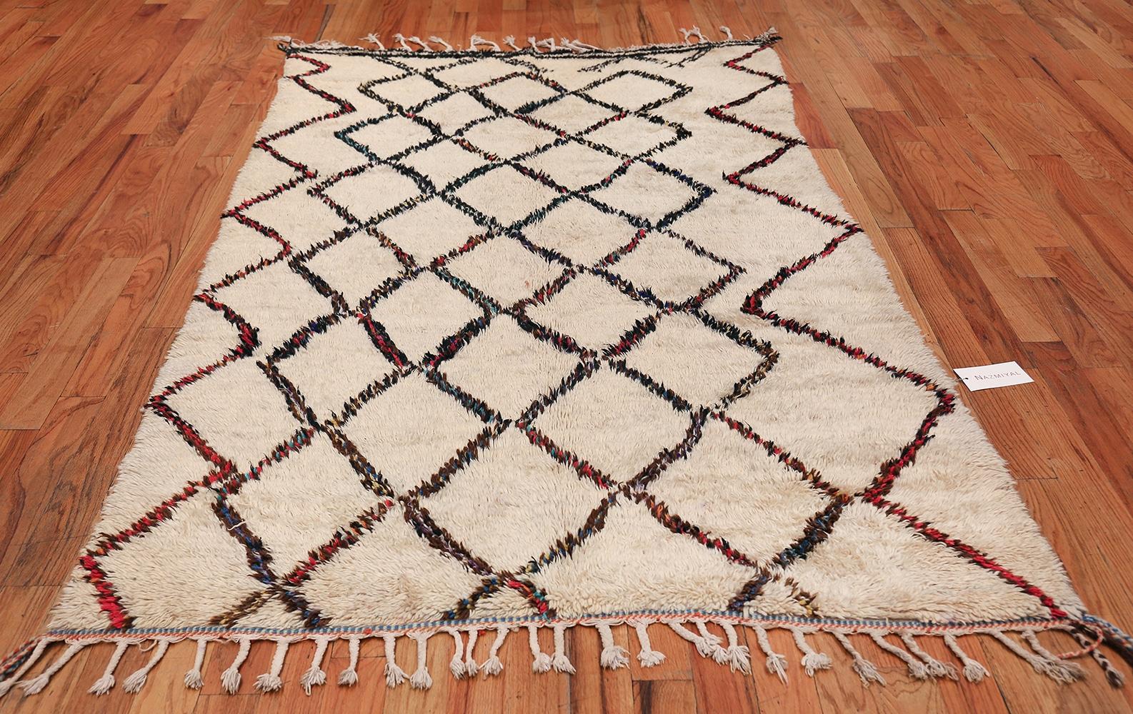 Wool Vintage Ivory Beni Ourain Moroccan Rug. Size: 4 ft 8 in x 7 ft 8 in For Sale